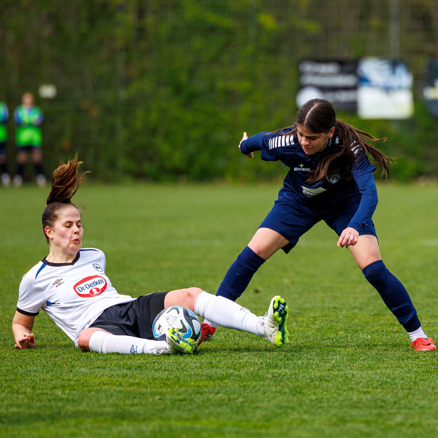 💙🤍 𝙍𝙚𝙜𝙞𝙤𝙣𝙖𝙡𝙡𝙞𝙜𝙖 #𝘽𝙄𝙀𝙁𝙁𝘾
Spieltag 19 - Zu Gast beim Tabellendritten
Nach der 2:4-Niederlage in der Edimedien-Arena an der Postheide schauten unsere Mädels bedröppelt aus der Wäsche.
"Da war heute tatsächlich mehr drin", so das Fazit.
Der FFC trat wieder äusserst selbstbewusst auf und agierte gegen die @arminiafrauen bis zum Abpfiff lange auf Augenhöhe.
Der Lohn war die 1:0 Führung in der 12. Minute durch @gizem_kilic_10 .
Mit einem 1:1-Pausenstand ging man zufrieden in die Pause.
In Halbzeit 2 erspielten sich beide Teams einige Chancen, es blieb aber bis zur 70. bei dem Unentschieden.
Dann aber nutzten die Gastgeberinnen ihre Chancen eiskalt und erhöhten innerhalb von 9 Minuten auf 3:1, u.a. mit einem starken direkten Freistoßtreffer.
@kathi_prinz_ verkürzte in der 85. mit einem sehenswerten Schuss zum 3:2, ehe Bielefeld in der 85. den Schlusstreffer zum 4:2 erzielte.
Trotz der Niederlage war es ein gutes Spiel des FFC, auf dem man nun aufbauen kann.
Am nächsten Spieltag erwartet man am Hohenhorst die Mädels von Mecklenbeck @wackerdamenolf . 🍀🍀🍀
📸 @ric.baumert
@bele_construction_gmbh
@derbystar
@mcdonaldsde