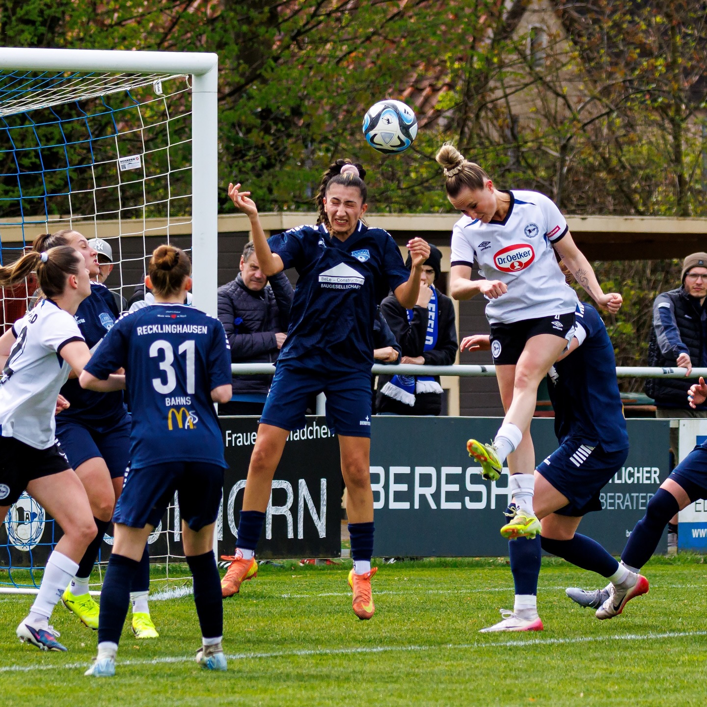 💙🤍 𝙍𝙚𝙜𝙞𝙤𝙣𝙖𝙡𝙡𝙞𝙜𝙖 #𝘽𝙄𝙀𝙁𝙁𝘾
Spieltag 19 - Zu Gast beim Tabellendritten
Nach der 2:4-Niederlage in der Edimedien-Arena an der Postheide schauten unsere Mädels bedröppelt aus der Wäsche.
"Da war heute tatsächlich mehr drin", so das Fazit.
Der FFC trat wieder äusserst selbstbewusst auf und agierte gegen die @arminiafrauen bis zum Abpfiff lange auf Augenhöhe.
Der Lohn war die 1:0 Führung in der 12. Minute durch @gizem_kilic_10 .
Mit einem 1:1-Pausenstand ging man zufrieden in die Pause.
In Halbzeit 2 erspielten sich beide Teams einige Chancen, es blieb aber bis zur 70. bei dem Unentschieden.
Dann aber nutzten die Gastgeberinnen ihre Chancen eiskalt und erhöhten innerhalb von 9 Minuten auf 3:1, u.a. mit einem starken direkten Freistoßtreffer.
@kathi_prinz_ verkürzte in der 85. mit einem sehenswerten Schuss zum 3:2, ehe Bielefeld in der 85. den Schlusstreffer zum 4:2 erzielte.
Trotz der Niederlage war es ein gutes Spiel des FFC, auf dem man nun aufbauen kann.
Am nächsten Spieltag erwartet man am Hohenhorst die Mädels von Mecklenbeck @wackerdamenolf . 🍀🍀🍀
📸 @ric.baumert
@bele_construction_gmbh
@derbystar
@mcdonaldsde