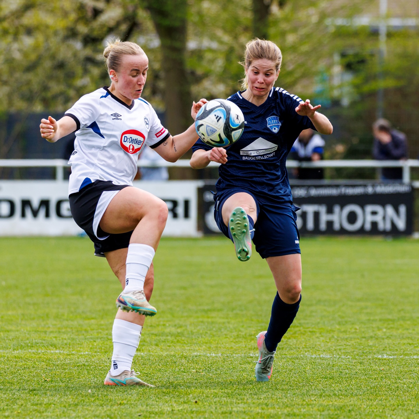 💙🤍 𝙍𝙚𝙜𝙞𝙤𝙣𝙖𝙡𝙡𝙞𝙜𝙖 #𝘽𝙄𝙀𝙁𝙁𝘾
Spieltag 19 - Zu Gast beim Tabellendritten
Nach der 2:4-Niederlage in der Edimedien-Arena an der Postheide schauten unsere Mädels bedröppelt aus der Wäsche.
"Da war heute tatsächlich mehr drin", so das Fazit.
Der FFC trat wieder äusserst selbstbewusst auf und agierte gegen die @arminiafrauen bis zum Abpfiff lange auf Augenhöhe.
Der Lohn war die 1:0 Führung in der 12. Minute durch @gizem_kilic_10 .
Mit einem 1:1-Pausenstand ging man zufrieden in die Pause.
In Halbzeit 2 erspielten sich beide Teams einige Chancen, es blieb aber bis zur 70. bei dem Unentschieden.
Dann aber nutzten die Gastgeberinnen ihre Chancen eiskalt und erhöhten innerhalb von 9 Minuten auf 3:1, u.a. mit einem starken direkten Freistoßtreffer.
@kathi_prinz_ verkürzte in der 85. mit einem sehenswerten Schuss zum 3:2, ehe Bielefeld in der 85. den Schlusstreffer zum 4:2 erzielte.
Trotz der Niederlage war es ein gutes Spiel des FFC, auf dem man nun aufbauen kann.
Am nächsten Spieltag erwartet man am Hohenhorst die Mädels von Mecklenbeck @wackerdamenolf . 🍀🍀🍀
📸 @ric.baumert
@bele_construction_gmbh
@derbystar
@mcdonaldsde