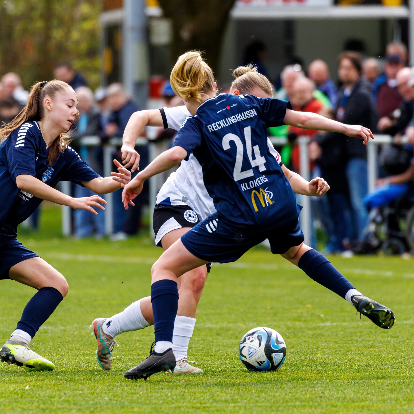 💙🤍 𝙍𝙚𝙜𝙞𝙤𝙣𝙖𝙡𝙡𝙞𝙜𝙖 #𝘽𝙄𝙀𝙁𝙁𝘾
Spieltag 19 - Zu Gast beim Tabellendritten
Nach der 2:4-Niederlage in der Edimedien-Arena an der Postheide schauten unsere Mädels bedröppelt aus der Wäsche.
"Da war heute tatsächlich mehr drin", so das Fazit.
Der FFC trat wieder äusserst selbstbewusst auf und agierte gegen die @arminiafrauen bis zum Abpfiff lange auf Augenhöhe.
Der Lohn war die 1:0 Führung in der 12. Minute durch @gizem_kilic_10 .
Mit einem 1:1-Pausenstand ging man zufrieden in die Pause.
In Halbzeit 2 erspielten sich beide Teams einige Chancen, es blieb aber bis zur 70. bei dem Unentschieden.
Dann aber nutzten die Gastgeberinnen ihre Chancen eiskalt und erhöhten innerhalb von 9 Minuten auf 3:1, u.a. mit einem starken direkten Freistoßtreffer.
@kathi_prinz_ verkürzte in der 85. mit einem sehenswerten Schuss zum 3:2, ehe Bielefeld in der 85. den Schlusstreffer zum 4:2 erzielte.
Trotz der Niederlage war es ein gutes Spiel des FFC, auf dem man nun aufbauen kann.
Am nächsten Spieltag erwartet man am Hohenhorst die Mädels von Mecklenbeck @wackerdamenolf . 🍀🍀🍀
📸 @ric.baumert
@bele_construction_gmbh
@derbystar
@mcdonaldsde