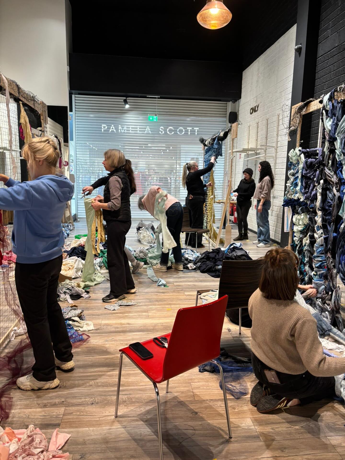 Cultural Exchanges Workshop number 6 with @anniehogg_thewildhedgeinkco
It’s really starting to come together 🤩
@showgroundssc
#culturalexchange #cjaf26 #clonmeljunctionfestival #clonmelarts