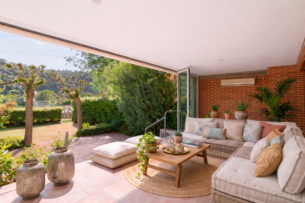 🏡✨ Vivir en Molino de la Hoz, como siempre lo imaginaste
Hay casas que simplemente cumplen… y otras que elevan tu estilo de vida.
Este chalet, ubicado en la entrada de la urbanización, combina ubicación, luz y espacios pensados para disfrutar cada momento. A solo 1 minuto de colegios como Logos International School y Bérriz, y muy cerca del club social y la plaza.
☀️ Orientación sur: luz natural todo el día
🌿 Jardín con piscina y zona infantil
🏡 Salón amplio con varios ambientes + porche cubierto
🛏️ 3 dormitorios + despacho (perfecto para teletrabajo)
👑 Suite principal con vestidor
🏠 Buhardilla con apartamento completo y terraza privada
🚗 Garaje para 2 coches + zona multiuso
Una vivienda pensada para crecer, compartir y disfrutar sin renunciar a nada.
📍 Molino de la Hoz (Las Rozas)
📩 Escríbeme por privado y te doy todos los detalles
Propiedades así no aparecen todos los días.
#MolinoDeLaHoz #LasRozas #InmobiliariaMadrid #ChaletMadrid #ViviendaDeLujo CasasConEncanto MadridNoroeste