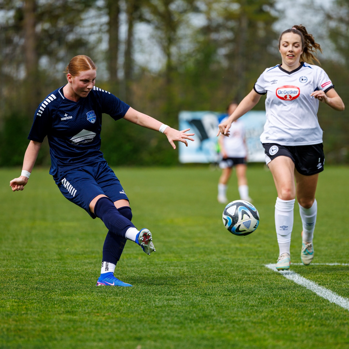 💙🤍 𝙍𝙚𝙜𝙞𝙤𝙣𝙖𝙡𝙡𝙞𝙜𝙖 #𝘽𝙄𝙀𝙁𝙁𝘾
Spieltag 19 - Zu Gast beim Tabellendritten
Nach der 2:4-Niederlage in der Edimedien-Arena an der Postheide schauten unsere Mädels bedröppelt aus der Wäsche.
"Da war heute tatsächlich mehr drin", so das Fazit.
Der FFC trat wieder äusserst selbstbewusst auf und agierte gegen die @arminiafrauen bis zum Abpfiff lange auf Augenhöhe.
Der Lohn war die 1:0 Führung in der 12. Minute durch @gizem_kilic_10 .
Mit einem 1:1-Pausenstand ging man zufrieden in die Pause.
In Halbzeit 2 erspielten sich beide Teams einige Chancen, es blieb aber bis zur 70. bei dem Unentschieden.
Dann aber nutzten die Gastgeberinnen ihre Chancen eiskalt und erhöhten innerhalb von 9 Minuten auf 3:1, u.a. mit einem starken direkten Freistoßtreffer.
@kathi_prinz_ verkürzte in der 85. mit einem sehenswerten Schuss zum 3:2, ehe Bielefeld in der 85. den Schlusstreffer zum 4:2 erzielte.
Trotz der Niederlage war es ein gutes Spiel des FFC, auf dem man nun aufbauen kann.
Am nächsten Spieltag erwartet man am Hohenhorst die Mädels von Mecklenbeck @wackerdamenolf . 🍀🍀🍀
📸 @ric.baumert
@bele_construction_gmbh
@derbystar
@mcdonaldsde