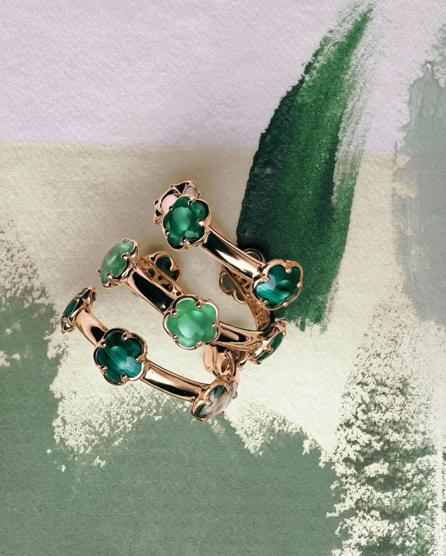 Déjese envolver por la energía del anillo Figlia dei Fiori, donde las piedras verdes expresan una profunda conexión con la naturaleza, arraigada en el amor, la renovación y el poder interior. Cada piedra porta una vibración viva que evoca profundidad, intuición y transformación.
-------------------------------
Embrace the energy of the Figlia dei Fiori ring, where green stones express a deep connection with nature, rooted in love, renewal, and inner power. Each stone carries a living vibration, echoing depth, intuition, and transformation.
#PasqualeBruni #FigliaDeiFioriPB #AmayaJoyeros #altajoyería #joyasalicante