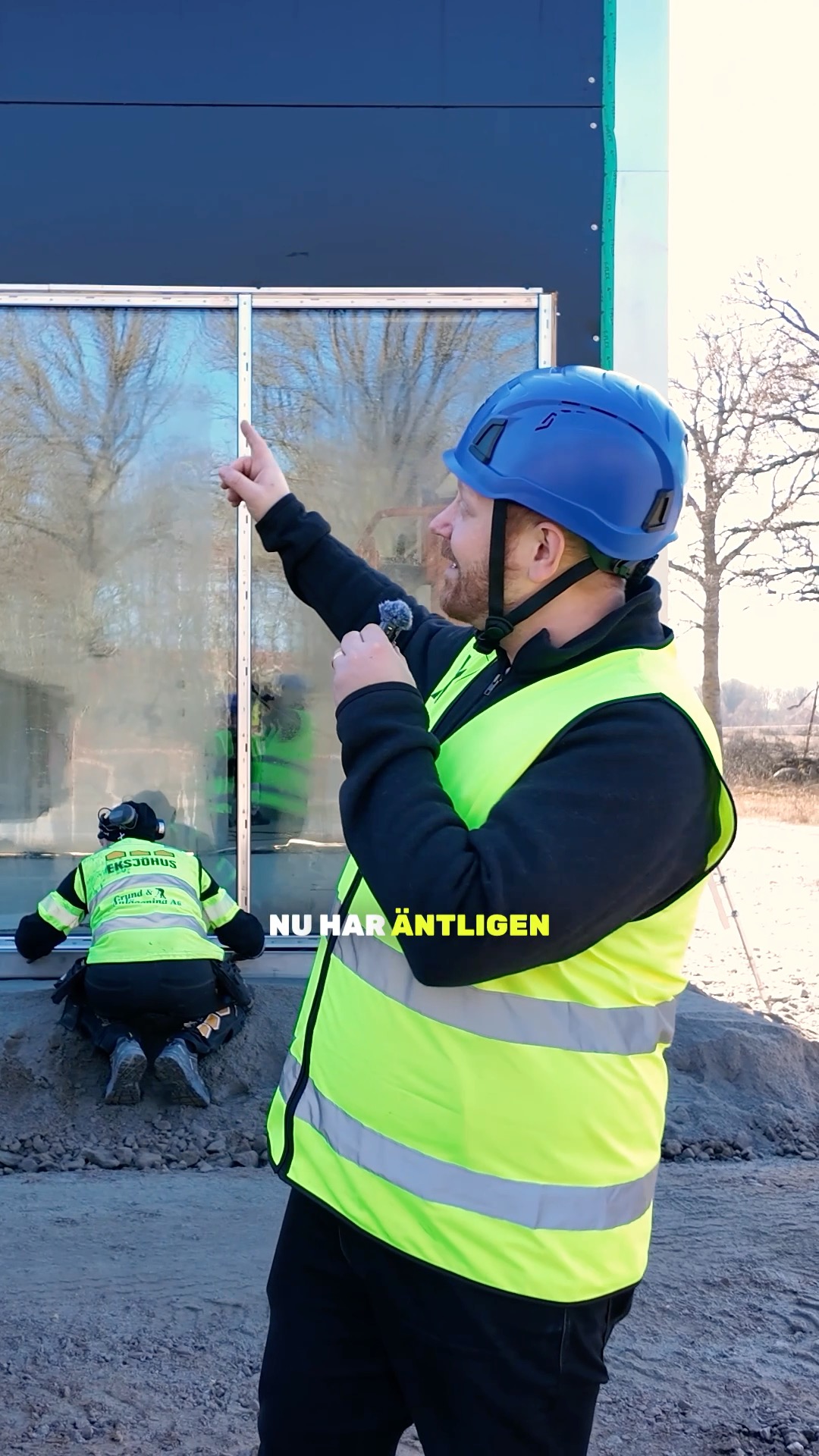 Nu är vi mer än halvvägs genom bygget och här kommer en halvvägstour av utsidan på X House 🦺