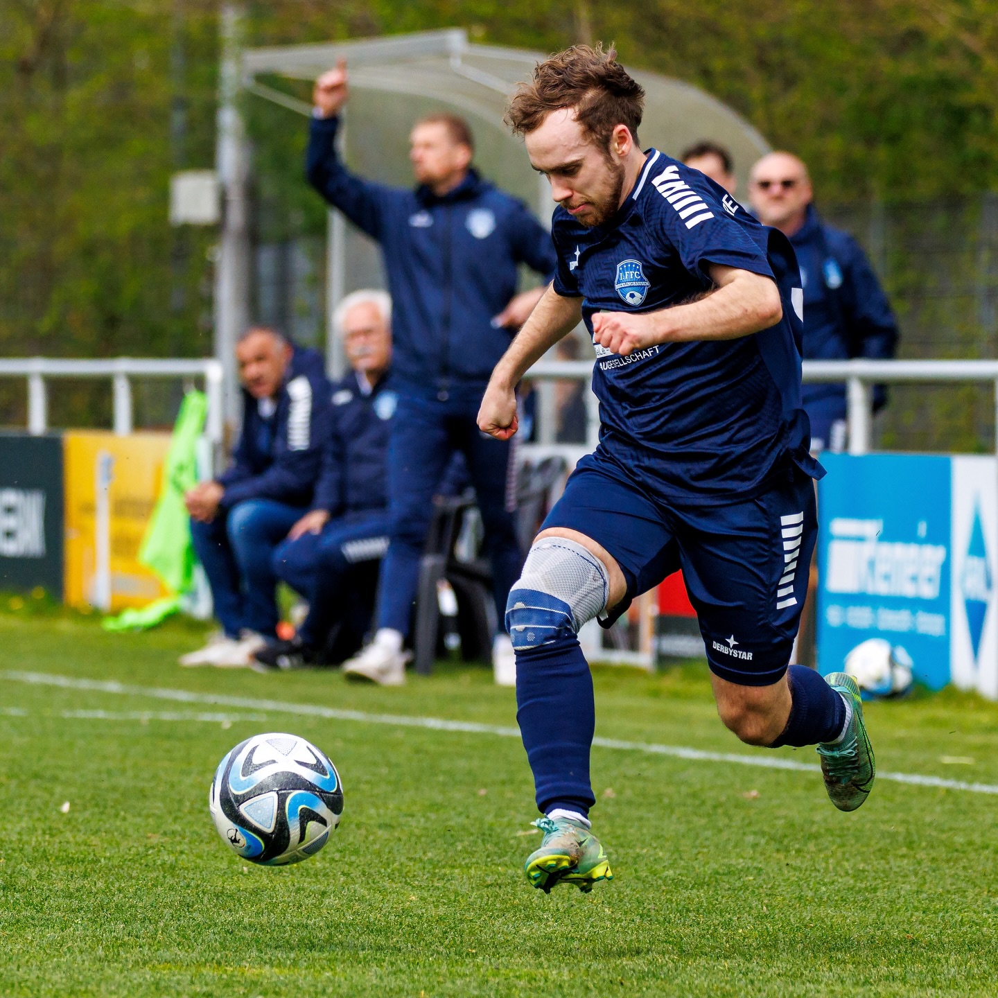 💙🤍 𝙍𝙚𝙜𝙞𝙤𝙣𝙖𝙡𝙡𝙞𝙜𝙖 #𝘽𝙄𝙀𝙁𝙁𝘾
Spieltag 19 - Zu Gast beim Tabellendritten
Nach der 2:4-Niederlage in der Edimedien-Arena an der Postheide schauten unsere Mädels bedröppelt aus der Wäsche.
"Da war heute tatsächlich mehr drin", so das Fazit.
Der FFC trat wieder äusserst selbstbewusst auf und agierte gegen die @arminiafrauen bis zum Abpfiff lange auf Augenhöhe.
Der Lohn war die 1:0 Führung in der 12. Minute durch @gizem_kilic_10 .
Mit einem 1:1-Pausenstand ging man zufrieden in die Pause.
In Halbzeit 2 erspielten sich beide Teams einige Chancen, es blieb aber bis zur 70. bei dem Unentschieden.
Dann aber nutzten die Gastgeberinnen ihre Chancen eiskalt und erhöhten innerhalb von 9 Minuten auf 3:1, u.a. mit einem starken direkten Freistoßtreffer.
@kathi_prinz_ verkürzte in der 85. mit einem sehenswerten Schuss zum 3:2, ehe Bielefeld in der 85. den Schlusstreffer zum 4:2 erzielte.
Trotz der Niederlage war es ein gutes Spiel des FFC, auf dem man nun aufbauen kann.
Am nächsten Spieltag erwartet man am Hohenhorst die Mädels von Mecklenbeck @wackerdamenolf . 🍀🍀🍀
📸 @ric.baumert
@bele_construction_gmbh
@derbystar
@mcdonaldsde