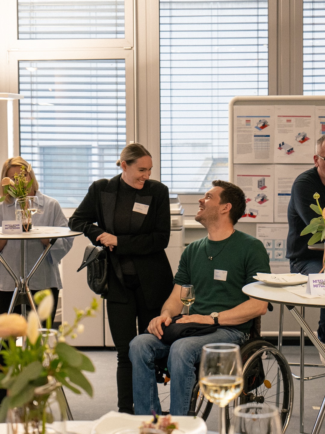 Ein gelungenes Mitglieder treffen Mitglieder bei @paterno_buerowelt !
Mit wertvollen Einblicken rund um Ergonomie am Arbeitsplatz, inspirierendem Austausch und einer stimmungsvollen Weinverkostung.
Danke für die vielen spannenden Gespräche und die tolle Gemeinschaft!