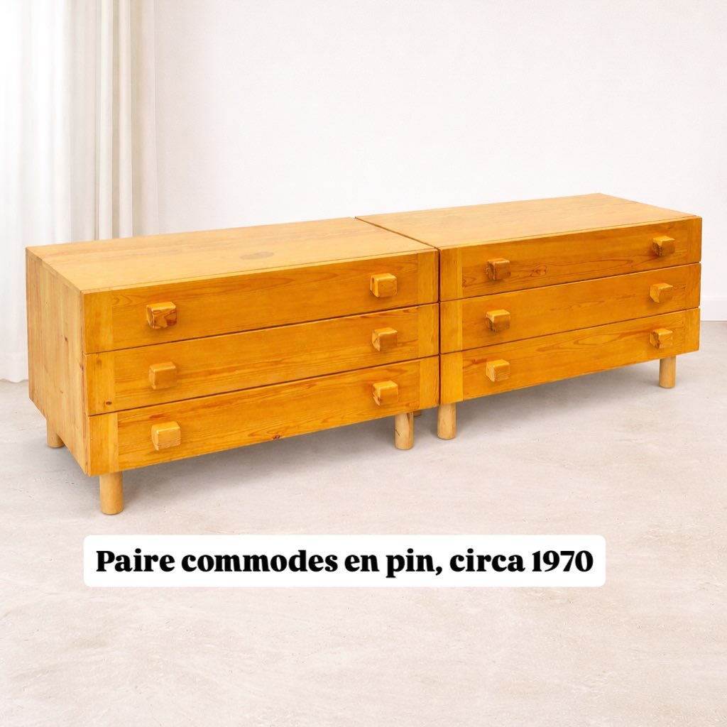 Paire de commodes basses, années 70 ???
Cette paire en pin massif séduit par son dessin minimaliste et ses proportions très justes. Les poignées cubiques, sculptées dans la masse, viennent ponctuer l’ensemble avec discrétion, dans un esprit qui évoque les grands classiques du modernisme français.
On pense aux intérieurs de montagne revisités, à une esthétique à la Charlotte Perriand — fonctionnelle, chaleureuse, sans jamais être démonstrative.
À utiliser en enfilade ou séparément, pour structurer un espace avec douceur et précision.
Une pièce pour amateurs de lignes pures et de matières vivantes.
commode vintage
années 70
mobilier en pin
design minimaliste
esprit Perriand
enfilade basse
pièce sélectionnée
La Broc Bacott