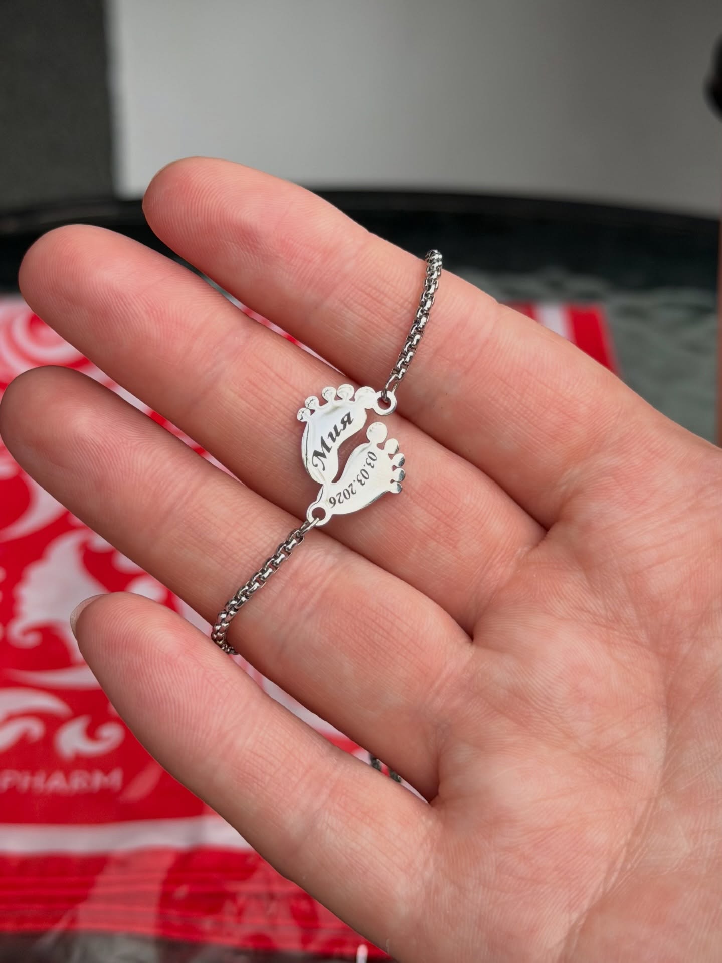 Итак, что мы имеем: целый букет диагнозов, к которому после поступления в роддом добавились ещё и отеки.
У меня большие проблемы со спиной: трижды удаляли грыжи. В обычной жизни судороги и боли — рядовая история.
Я была уверена, что с таким анамнезом сразу предложат кесарево. Каково же было моё удивление и растерянность, когда врачи сказали: «Будешь рожать сама». Всё потому, что предыдущего малыша (замершая беременность на 30 неделе) я рожала естественно. Ну типа тогда смогла — и сейчас сможешь… И первые роды с Сашкой путем КС их уже не волновали…
Поводов для беспокойства было два:
1. В родах схватит судорога (чтобы унять ее, мне нужно резко встать и давить с силой на место скопления нервов — провернуть такой кульбит в родах нереально).
2. В процессе судорог я наврежу ребёнку — такому вымоленному, выстраданному, долгожданному.
А ещё последствия… Вдруг вернутся адские боли, когда ты не то что ходить — лежать нормально не можешь. Как тогда кормить? Купать? Носить на ручках?
Но, как оказалось, неврологический анамнез уже не важен. Сколько бы ни было операций за плечами — ответ один: иди рожай!
И началось сумасшествие. Всегда позитивная и уверенная в хорошем исходе, я дико переживала. Меня трясло, паника накатывала огромными волнами, которые невозможно унять.
«К счастью», консилиум нашёл среди моих болячек показания для кесарева. Меня «спасла» астма. Операцию назначили на 3 марта — и я выдохнула✨