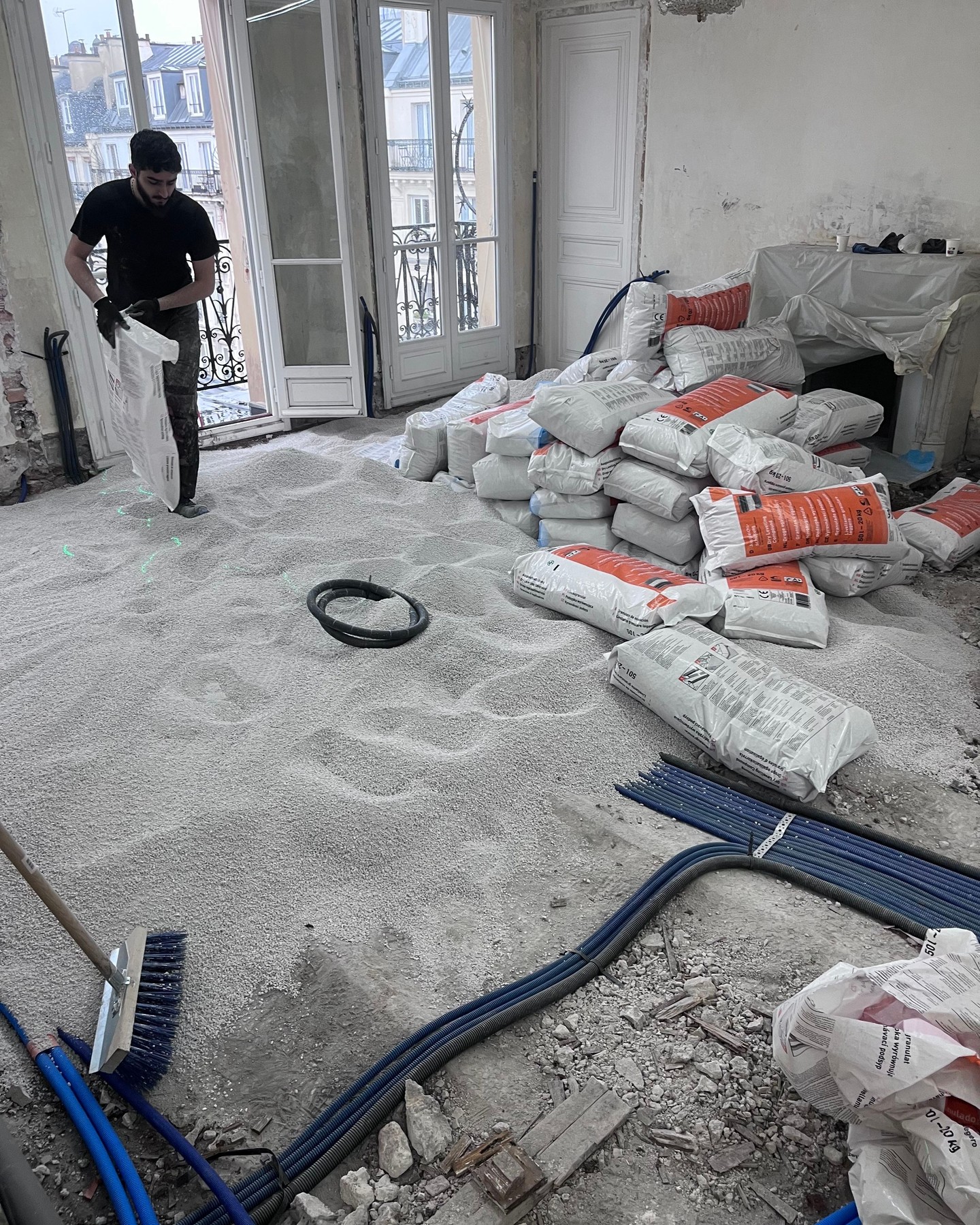 Mise en place d'une isolation acoustique.
Pour ce chantier dans le 5iem arrondissement, la problématique principale était d'améliorer l'acoustique avec les voisins de dessous.
Dans les immeubles haussmanien, la structure classique plafond plâtre - lambourde - parquet est catastrophique d'un point de vue acoustique, entre la résonance des pas et le transfert des bruits, ce n'était pas possible pour les nouveaux acquéreurs.
Nous avons donc déposé l'ensemble du parquet ancien (au demeurant assez abimé et grinçant) et mis en place une forme sèche Fermacell.
Cette solution possède de nombreux avantages, une isolation acoustique très performante, mais aussi une possibilité de mise à niveau du sol, le tout sans aucun temps de séchage.
Nous avons ensuite posé un parquet massif en point de Hongrie afin de conserver l'esprit parisien de l'appartement.
#parquet #isolation #rénovation