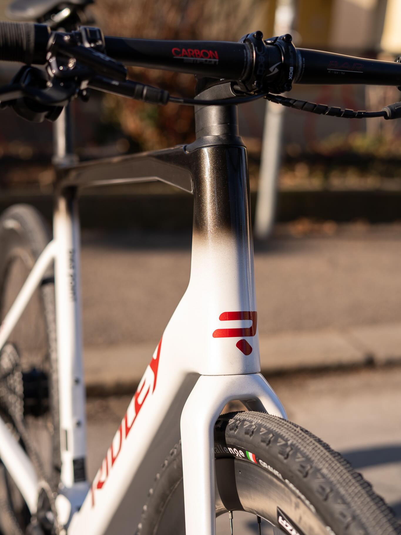 Hatten wir E-Grifn gesagt? Genau das meinen wir auch so… 👀⚡️
Im Detail steckt nämlich das, was dieses Bike so besonders macht:
Der @mahle_smartbikesystems Motor sitzt smart im Hinterrad versteckt – kaum zu sehen, aber definitiv zu spüren 🚲💥
Durch das leichte Gesamtgewicht fährt sich das Bike wie ein sportlicher Renner…
aaaaber mit dem nötigen E, wenn’s mal wieder etwas entspannter gehen soll 😏
Unauffällig, kraftvoll und einfach verdammt spaßig.
Genau unser Ding 🔥
#ridley #egrifn #mahle #ebike #bikepointdresden