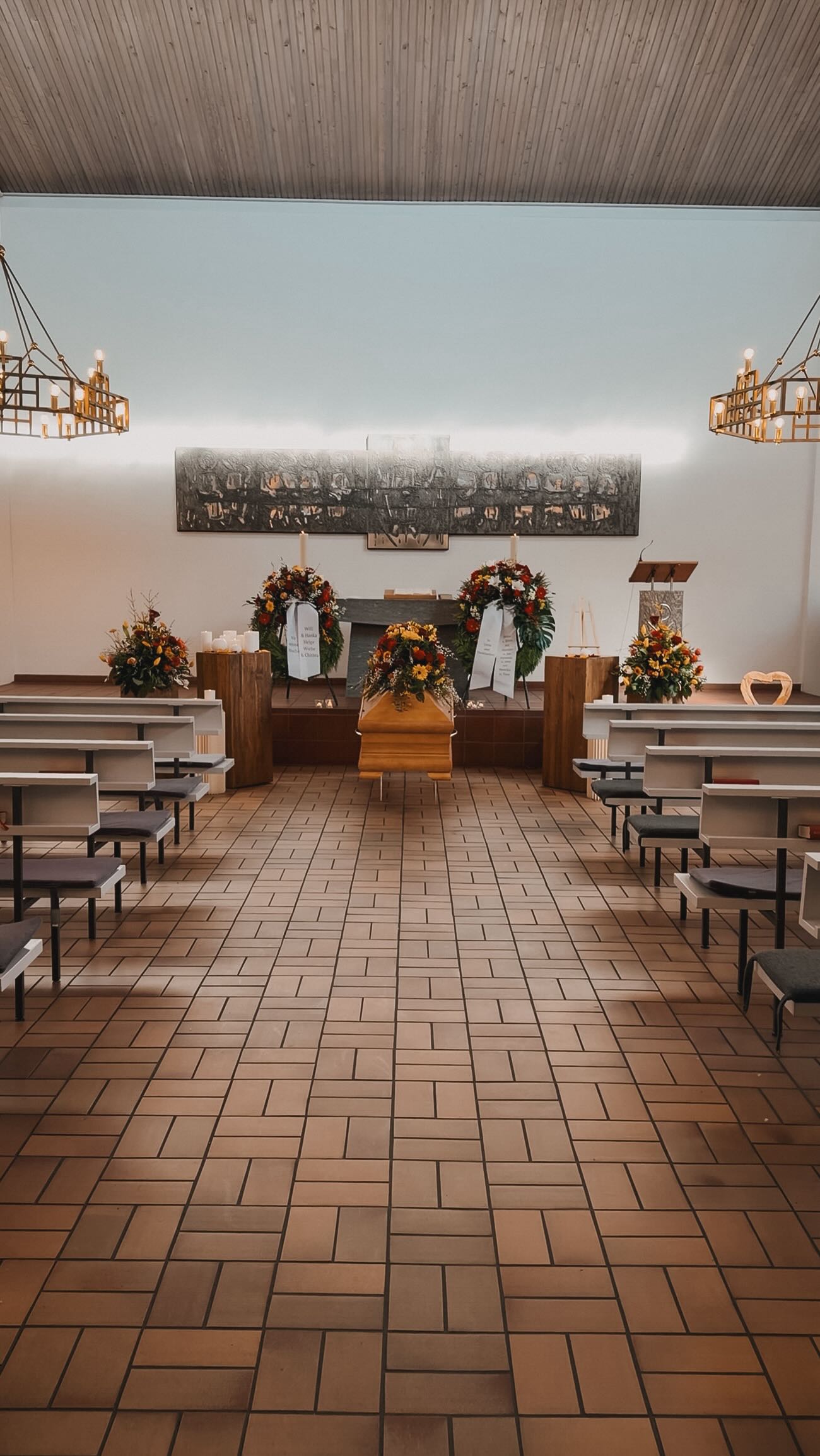 Für Herrn V. durften wir eine Trauerfeier gestalten, die von Wärme, Erinnerungen und ganz viel Liebe getragen war.
Die Blumengestaltung war in sanften, von Spanien inspirierten Farben gehalten – als stiller Gruß an einen besonderen Ort und besondere Momente. ✨
Es waren viele Menschen gekommen, um gemeinsam Abschied zu nehmen. Ein Zeichen dafür, wie viel Herr V. bewegt und hinterlassen hat.
#himmelspfortebestattungen #wirgehendieletztenschrittegemeinsam #bestatterinnenmitherz