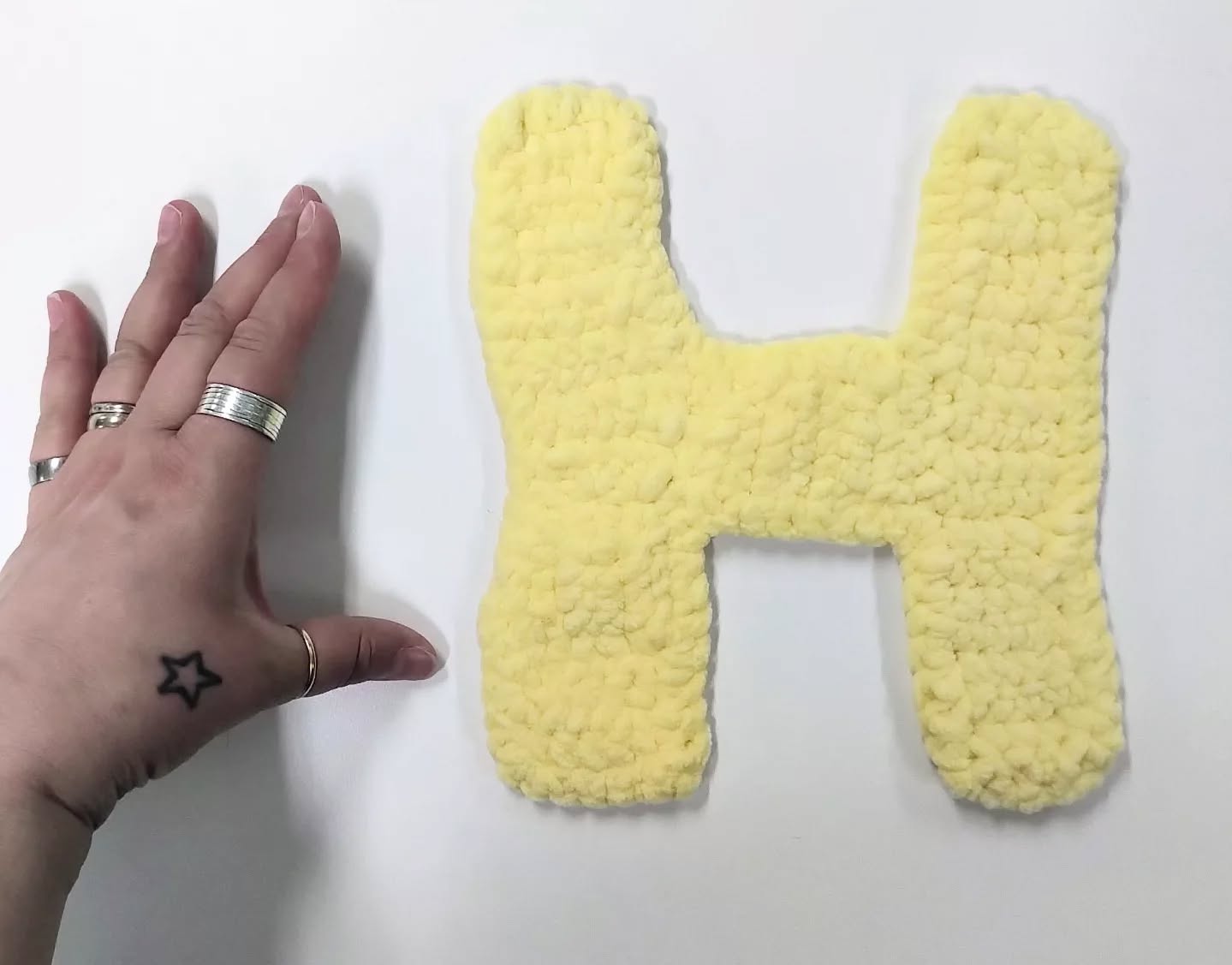 Pehmeän keltainen ja iso chenille H on saapunut meille myymälään.
Aivan ihana, kiitos @katiheli ?
-Tee meille kirjain-
Otetaan muuten vastaan kaikenlaisia ja kokoisia kirjaimia.
Voit laittaa kuvan työstä tulemaan meile sähköpostilla ja instagramin kautta tai tuuva vaikkapa kaupalle näytille.
Mikä vaan sopii siule parhaiten ?
#arvonta
#virkattukirjain
#juhlavuosi
#karjalankangas
#lappeenranta