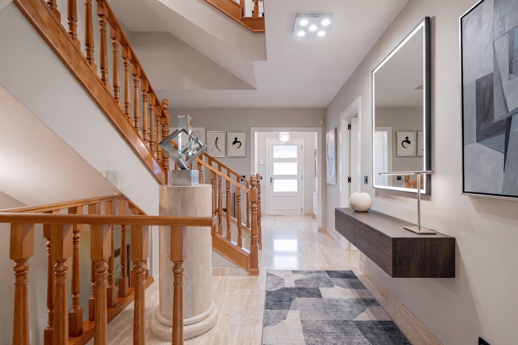 🏡✨ Vivir en Molino de la Hoz, como siempre lo imaginaste
Hay casas que simplemente cumplen… y otras que elevan tu estilo de vida.
Este chalet, ubicado en la entrada de la urbanización, combina ubicación, luz y espacios pensados para disfrutar cada momento. A solo 1 minuto de colegios como Logos International School y Bérriz, y muy cerca del club social y la plaza.
☀️ Orientación sur: luz natural todo el día
🌿 Jardín con piscina y zona infantil
🏡 Salón amplio con varios ambientes + porche cubierto
🛏️ 3 dormitorios + despacho (perfecto para teletrabajo)
👑 Suite principal con vestidor
🏠 Buhardilla con apartamento completo y terraza privada
🚗 Garaje para 2 coches + zona multiuso
Una vivienda pensada para crecer, compartir y disfrutar sin renunciar a nada.
📍 Molino de la Hoz (Las Rozas)
📩 Escríbeme por privado y te doy todos los detalles
Propiedades así no aparecen todos los días.
#MolinoDeLaHoz #LasRozas #InmobiliariaMadrid #ChaletMadrid #ViviendaDeLujo CasasConEncanto MadridNoroeste