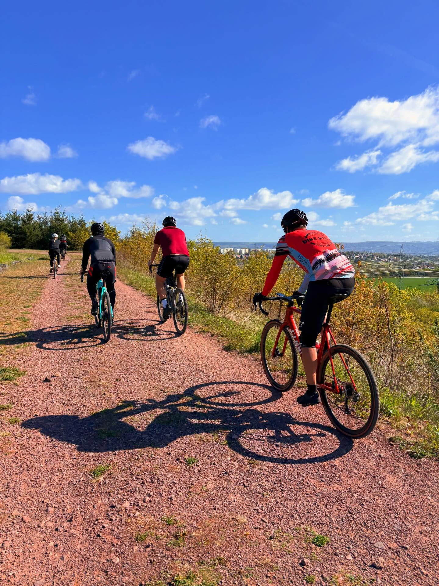 Road less traveled – Recap. 🌿🚴♂️
Was für ein Tag! Sonne im Gesicht, Schotter unter den Reifen und genau die richtigen Leute dabei.
Gemeinsam ging’s gen Süden über abwechslungsreiche Trails, knackige Anstiege und entspannte Passagen zum Durchatmen. Sportlich, aber immer im Flow – genau so, wie’s sein soll.
Die Einkehr in Kreischa? …nur mit Automateneis ☕🍰
Die Stimmung? Locker.
Die Beine? Spürbar 😅
Danke an alle, die dabei waren und diesen Ride wieder besonders gemacht haben. Wir freuen uns schon auf die nächste Runde – natürlich wieder abseits der ausgetretenen Pfade.
@teambikepointdresden
#bikepoint #bikepointdresden #gravel #gravelbike teambikepointdresden