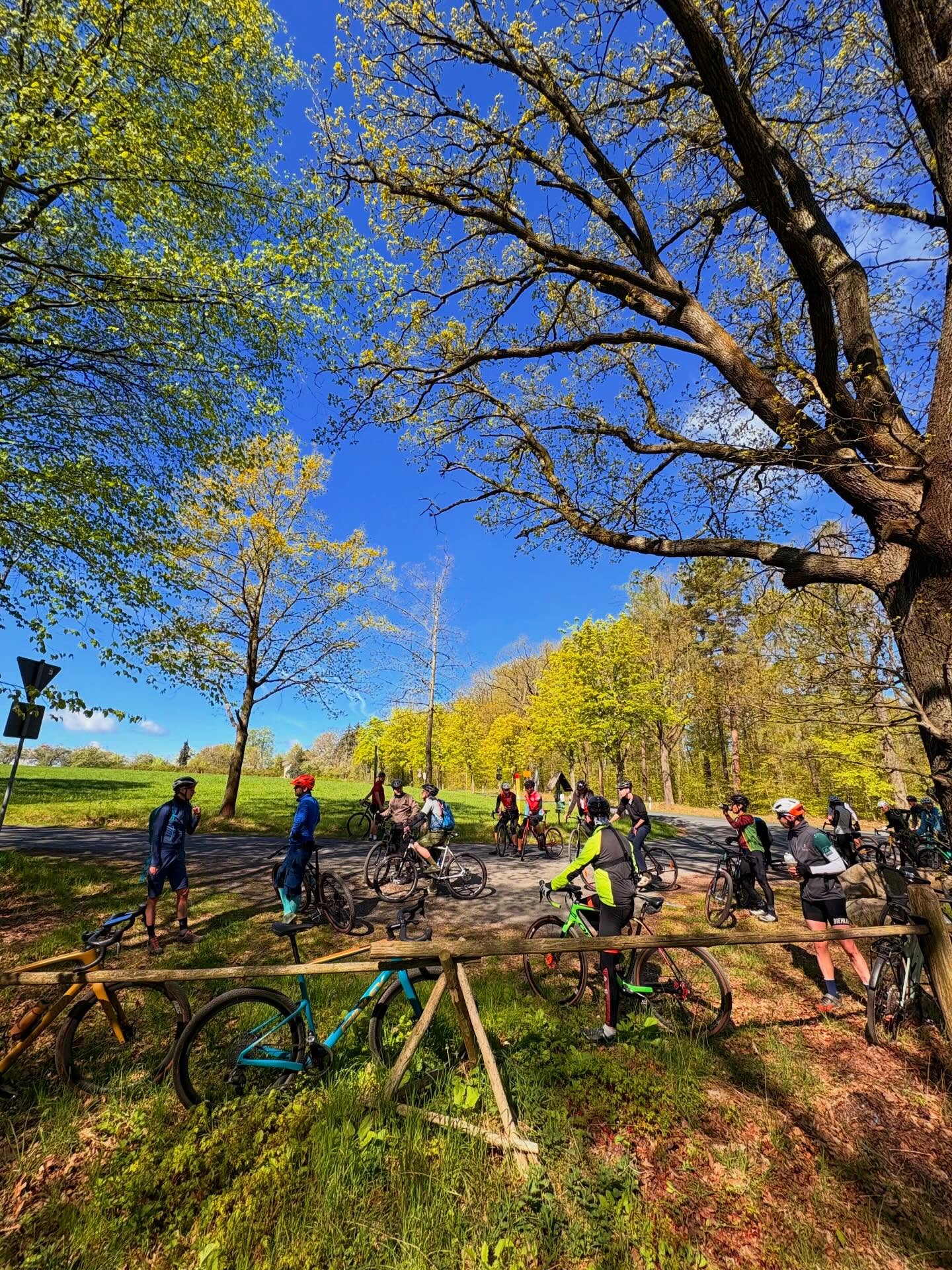 Road less traveled – Recap. 🌿🚴♂️
Was für ein Tag! Sonne im Gesicht, Schotter unter den Reifen und genau die richtigen Leute dabei.
Gemeinsam ging’s gen Süden über abwechslungsreiche Trails, knackige Anstiege und entspannte Passagen zum Durchatmen. Sportlich, aber immer im Flow – genau so, wie’s sein soll.
Die Einkehr in Kreischa? …nur mit Automateneis ☕🍰
Die Stimmung? Locker.
Die Beine? Spürbar 😅
Danke an alle, die dabei waren und diesen Ride wieder besonders gemacht haben. Wir freuen uns schon auf die nächste Runde – natürlich wieder abseits der ausgetretenen Pfade.
@teambikepointdresden
#bikepoint #bikepointdresden #gravel #gravelbike teambikepointdresden