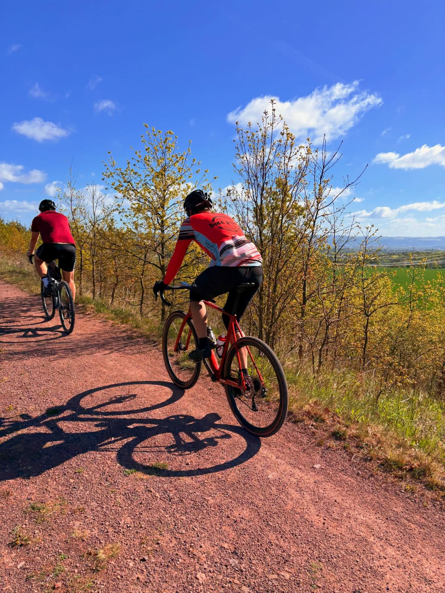 Road less traveled – Recap. 🌿🚴♂️
Was für ein Tag! Sonne im Gesicht, Schotter unter den Reifen und genau die richtigen Leute dabei.
Gemeinsam ging’s gen Süden über abwechslungsreiche Trails, knackige Anstiege und entspannte Passagen zum Durchatmen. Sportlich, aber immer im Flow – genau so, wie’s sein soll.
Die Einkehr in Kreischa? …nur mit Automateneis ☕🍰
Die Stimmung? Locker.
Die Beine? Spürbar 😅
Danke an alle, die dabei waren und diesen Ride wieder besonders gemacht haben. Wir freuen uns schon auf die nächste Runde – natürlich wieder abseits der ausgetretenen Pfade.
@teambikepointdresden
#bikepoint #bikepointdresden #gravel #gravelbike teambikepointdresden