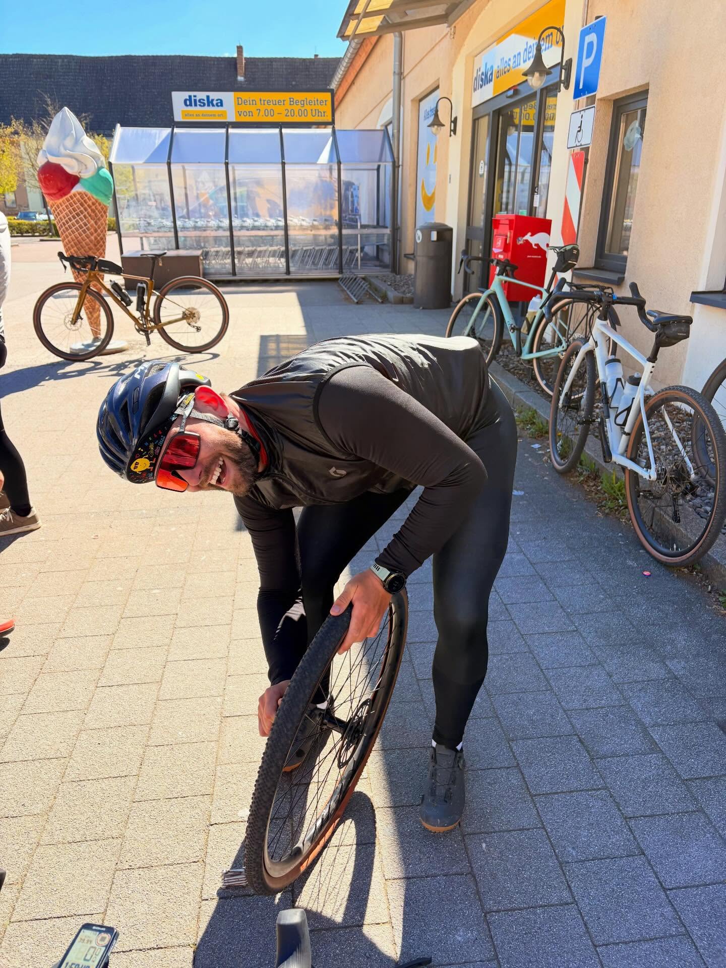 Road less traveled – Recap. 🌿🚴♂️
Was für ein Tag! Sonne im Gesicht, Schotter unter den Reifen und genau die richtigen Leute dabei.
Gemeinsam ging’s gen Süden über abwechslungsreiche Trails, knackige Anstiege und entspannte Passagen zum Durchatmen. Sportlich, aber immer im Flow – genau so, wie’s sein soll.
Die Einkehr in Kreischa? …nur mit Automateneis ☕🍰
Die Stimmung? Locker.
Die Beine? Spürbar 😅
Danke an alle, die dabei waren und diesen Ride wieder besonders gemacht haben. Wir freuen uns schon auf die nächste Runde – natürlich wieder abseits der ausgetretenen Pfade.
@teambikepointdresden
#bikepoint #bikepointdresden #gravel #gravelbike teambikepointdresden