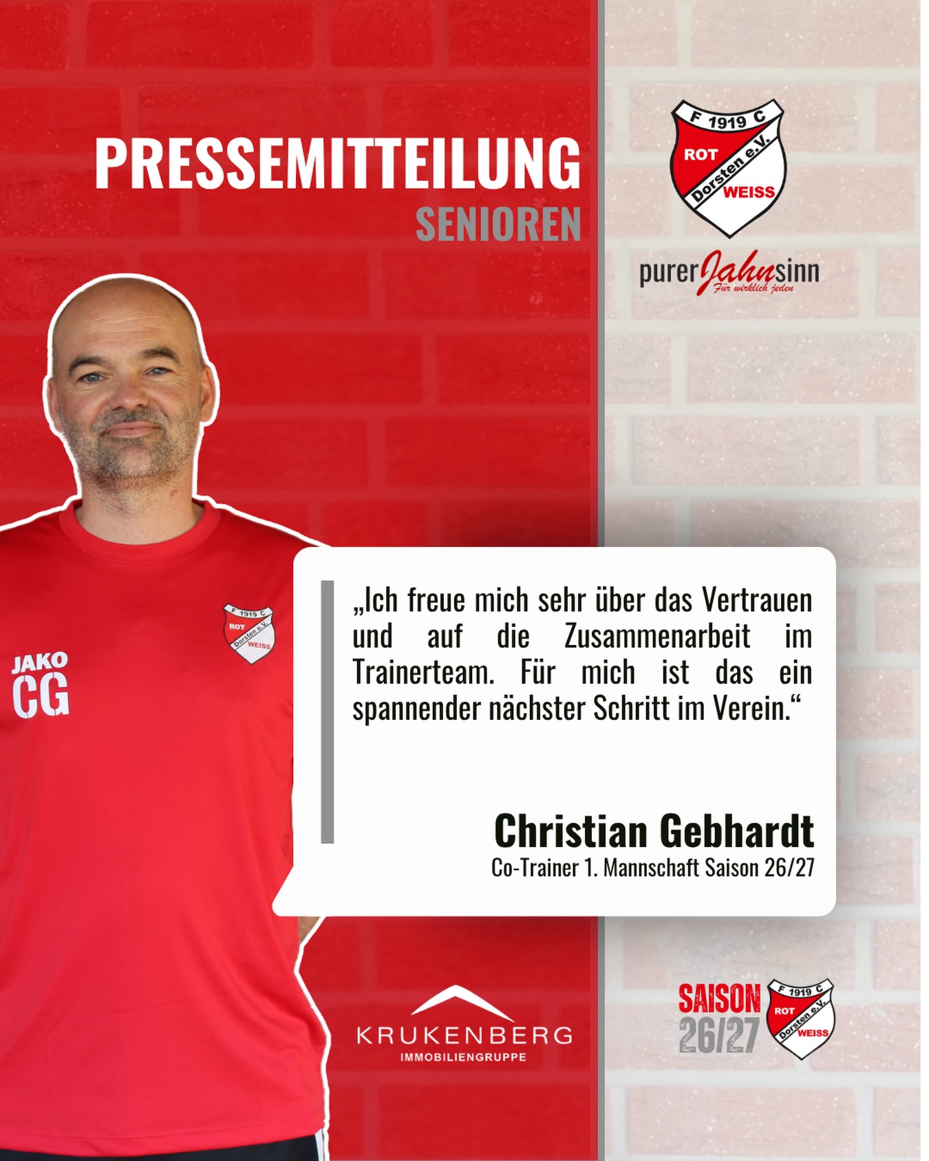? Pressemitteilung
?⚪ Christian Gebhardt wird Co-Trainer der 1. Mannschaft
Der FC Rot-Weiss Dorsten 1919 e.V. stellt die nächste personelle Weiche für die kommende Saison und komplettiert das Trainerteam der 1. Mannschaft.
Mit Christian Gebhardt, aktuell Trainer der 2. Mannschaft, übernimmt ein vereinsinternes Gesicht zur neuen Spielzeit die Position des Co-Trainers der 1. Mannschaft. Er wird künftig das Trainerteam um den bereits vorgestellten Cheftrainer Olli Wieck ergänzen.
Christian Gebhardt hat in den vergangenen Jahren insbesondere in der 2. Mannschaft wichtige Impulse gesetzt und dabei viele junge Spieler in ihrer Entwicklung begleitet. Durch seine enge Verbindung zum Verein und seine Kenntnisse der Spielerstruktur bringt er ideale Voraussetzungen für seine neue Aufgabe mit.
Mit dieser Entscheidung setzt der Verein bewusst auf Kontinuität und interne Entwicklung. Gleichzeitig soll die Verzahnung zwischen erster und zweiter Mannschaft weiter gestärkt werden.
„Christian kennt den Verein und viele Spieler sehr gut. Diese Nähe und seine Arbeit in den vergangenen Jahren machen ihn zu einer idealen Besetzung für die Position als Co-Trainer“, so der Verein.
Auch wenn das Trainerteam in dieser Konstellation neu zusammenarbeitet, sind die gemeinsamen Ziele klar definiert: eine nachhaltige sportliche Entwicklung der Seniorenabteilung und die gezielte Förderung junger Spieler.
Christian Gebhardt selbst blickt mit Vorfreude auf die neue Aufgabe:
„Ich freue mich sehr über das Vertrauen und auf die Zusammenarbeit im Trainerteam. Für mich ist das ein spannender nächster Schritt im Verein.“
Der FC Rot-Weiss Dorsten geht damit mit einem klar strukturierten Trainerteam in die kommende Saison.