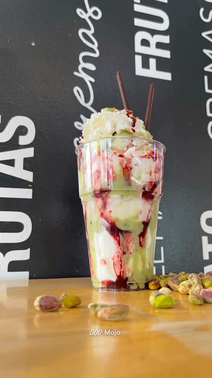 Deléitate con este sundae de pistacho, coronado con una irresistible salsa de amarena. Una combinación perfecta de cremosidad y sabor que te hará agua la boca.
#elpiavespain #elpiavemarbella #icecream #heladosartesanales #coffeeshop