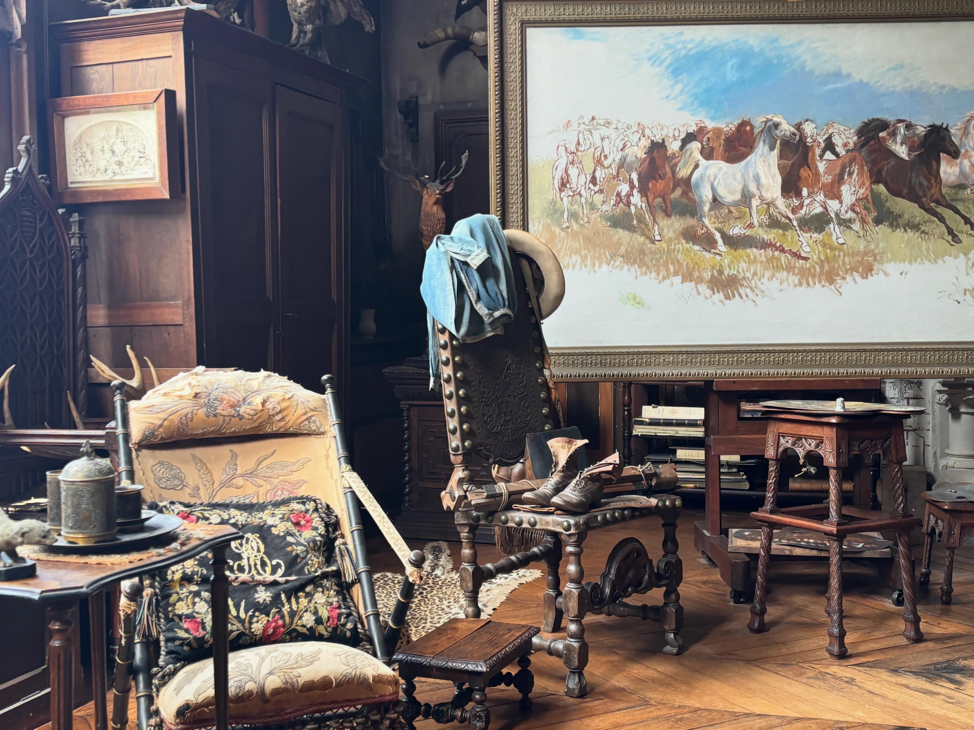 Une vue de l’atelier de Rosa Bonheur, ou plutôt de ce qu’elle appelait son « sanctuaire ». Elle l’appelait ainsi car elle disait qu’ici tout lui rappelait un souvenir cher à son cœur.
Grâce aux archives et aux recherches effectuées au château, cette affection pour ses objets nous est parvenue et nous arrivons même à connaître les histoires qu’ils détiennent.
Par exemple, sur ce fauteuil, Rosa Bonheur prend le thé avec le Président de la République Sadi Carnot qui la nommera première femme Officière de la Légion d’honneur.
Trente ans plus tôt, en 1865, Rosa Bonheur était la première femme artiste à obtenir le premier grade, celui de chevalier. En hommage à cette belle récompense, Nathalie Micas lui broda ses initiales avec la médaille sur ce coussin, posé sur le fauteuil.
#rosabonheur #chateaurosabonheur #museerosabonheur #patrimoine #musee