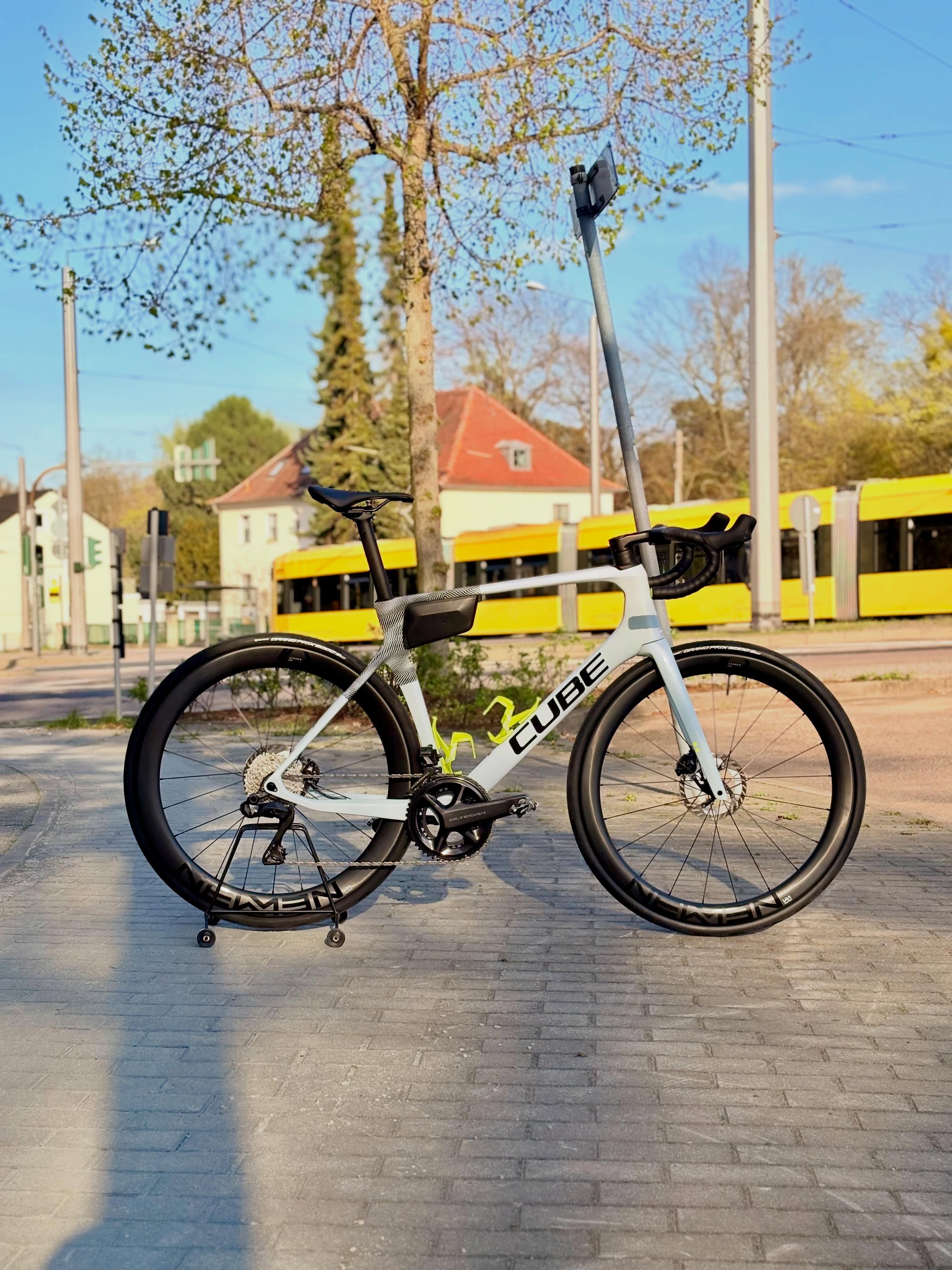 Das Cube Agree C:62 Race ist dieses Jahr wahrscheinlich das attraktivste Bike der gesamten Agree-Reihe. 🚲
Mit dem passenden Equipment wird das Gesamtbild dann endgültig rund — sportlich, clean und genau irgendwo zwischen Racebike und Kunstobjekt. 🚴♂️
Ein Rad, bei dem man eigentlich erst losfahren will… nachdem man es fünf Minuten angeschaut hat. 😄
#bikepointdresden #bikes #cube #agree #roadbike