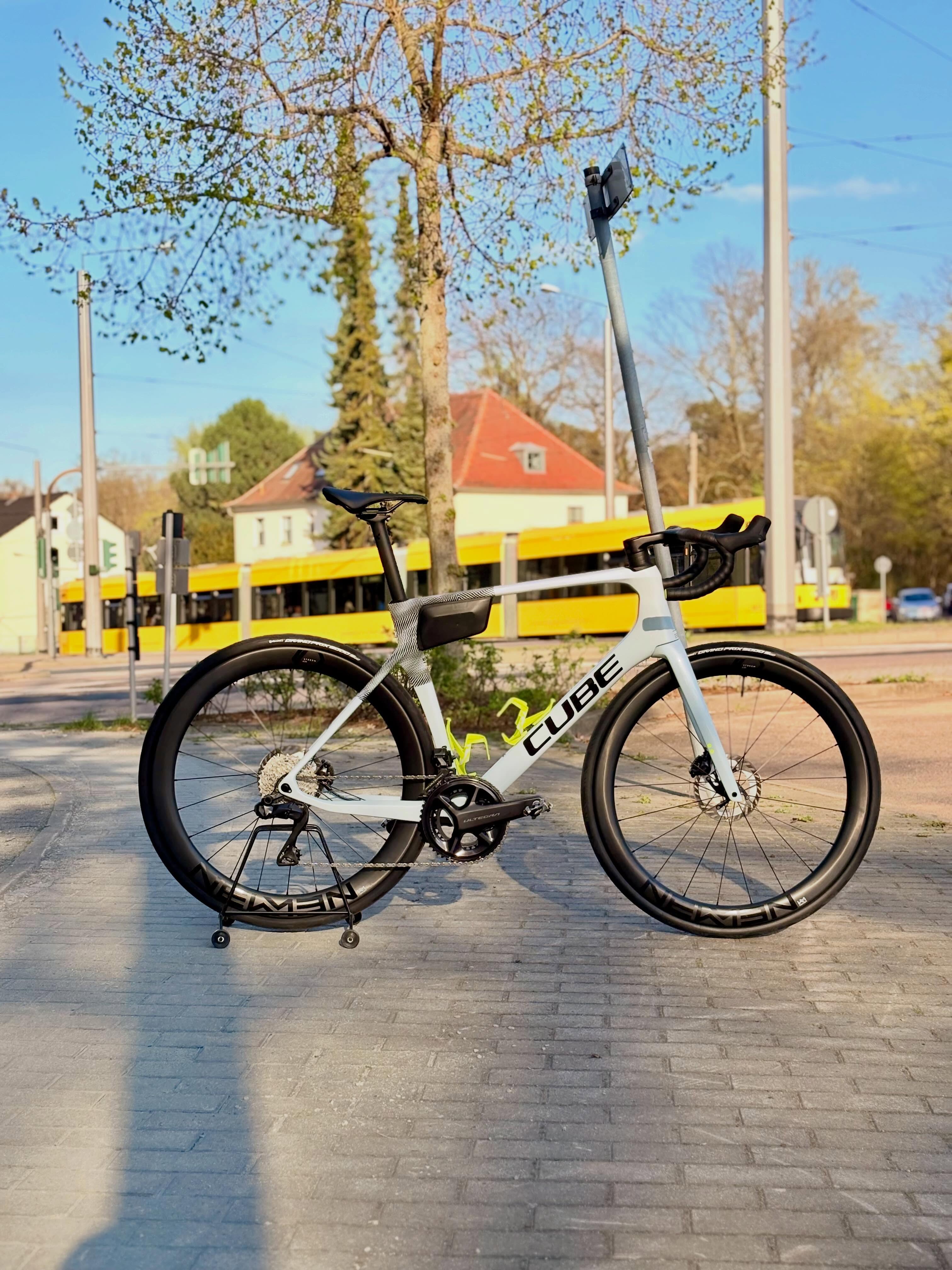 Das Cube Agree C:62 Race ist dieses Jahr wahrscheinlich das attraktivste Bike der gesamten Agree-Reihe. 🚲
Mit dem passenden Equipment wird das Gesamtbild dann endgültig rund — sportlich, clean und genau irgendwo zwischen Racebike und Kunstobjekt. 🚴♂️
Ein Rad, bei dem man eigentlich erst losfahren will… nachdem man es fünf Minuten angeschaut hat. 😄
#bikepointdresden #bikes #cube #agree #roadbike