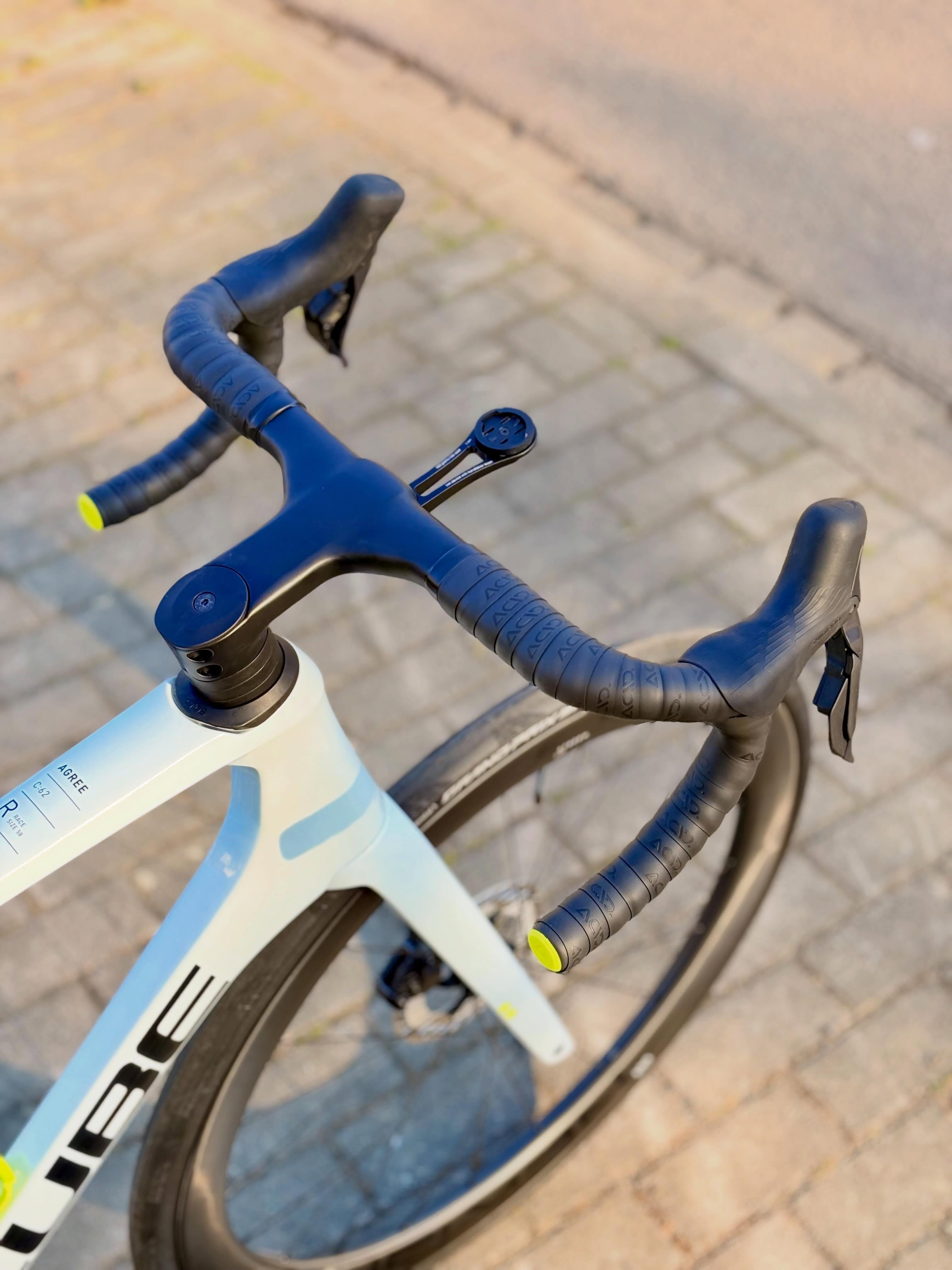 Details Details Details! 👀⚡️
Das aktuell stark nachgefragte Roadbike mit sportiver Endurance-Geometrie zeigt, dass Performance und Ausstattung nicht unbezahlbar sein müssen. 💰
Bereits ab 3799€ gibt’s hier eine cleane integrierte Lenker-Vorbaueinheit und sogar direkt ein Powermeter ab Werk dazu. 📈
Sportlich, modern und bereit für lange Tage im Sattel — genau so muss ein aktueller Renner aussehen. 🚴♂️💨
#bikepointdresden #bike #cube #agree #roadbike