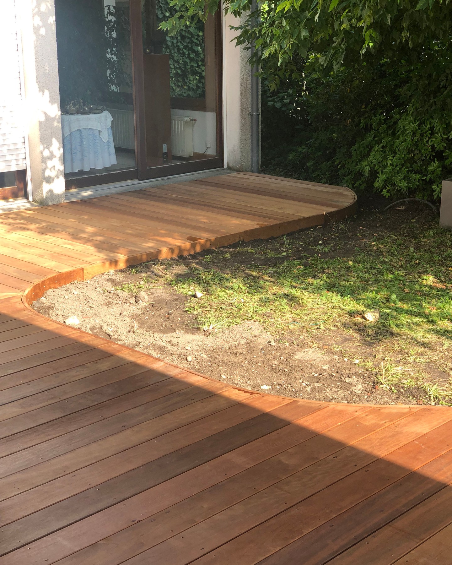 Des courbes sur une terrasse, ça ne s'improvise pas.
Pour cette terrasse de 60m² dans la région bordelaise, le client avait deux exigences : un bois très durable et des formes courbes. Nous avons choisi l'itaúba, un bois exotique particulièrement résistant.
La vraie difficulté ? Les lames de rive. Ce sont elles qui finissent proprement le bord de la terrasse — et il était hors de question de les remplacer par de simples lames droites dissimulées en dessous.
On a donc construit une étuve et des moules en atelier, et après de nombreux tests, on a réussi à courber les lames avec des rayons parfois impressionnants.
Résultat : une terrasse posée sur double lambourdage, avec des lames de rive vraiment courbées. Propre, durable, et franchement beau.
#Terrasse #BoisExotique #itaúba #ArtisanatFrançais #Construction