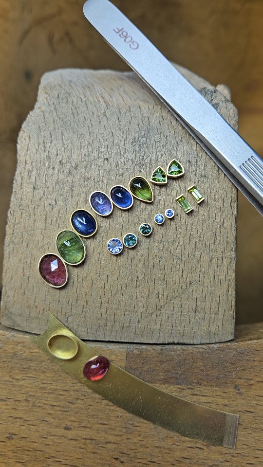 How many beautiful gold pendants can I make from these gorgeous gems?
We'll find out soon, feel free to follow me for an update on this project! ❤️
.
.
#goldschmiedewerkstatt #bezelsettings #18kgold #customdesign