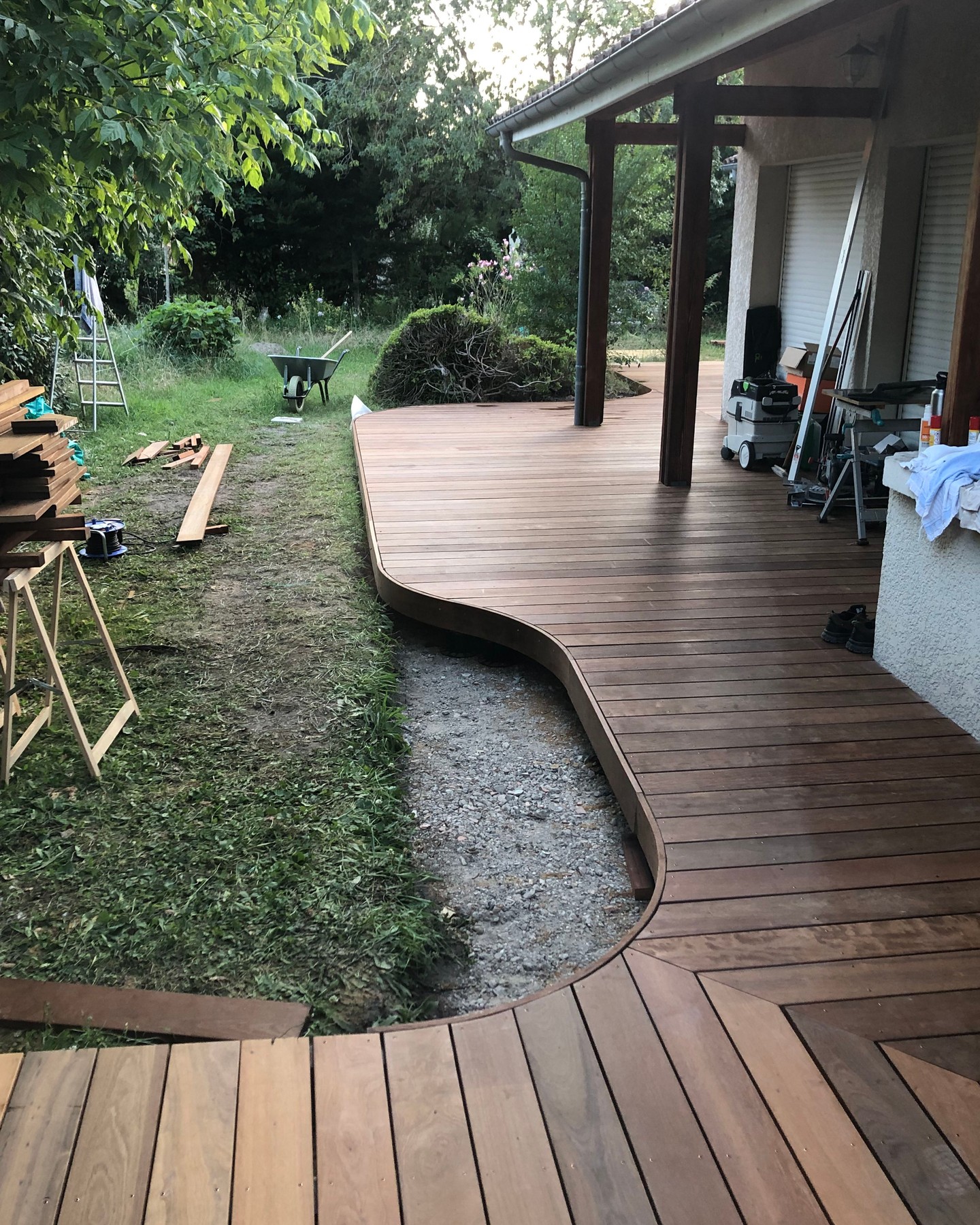 Des courbes sur une terrasse, ça ne s'improvise pas.
Pour cette terrasse de 60m² dans la région bordelaise, le client avait deux exigences : un bois très durable et des formes courbes. Nous avons choisi l'itaúba, un bois exotique particulièrement résistant.
La vraie difficulté ? Les lames de rive. Ce sont elles qui finissent proprement le bord de la terrasse — et il était hors de question de les remplacer par de simples lames droites dissimulées en dessous.
On a donc construit une étuve et des moules en atelier, et après de nombreux tests, on a réussi à courber les lames avec des rayons parfois impressionnants.
Résultat : une terrasse posée sur double lambourdage, avec des lames de rive vraiment courbées. Propre, durable, et franchement beau.
#Terrasse #BoisExotique #itaúba #ArtisanatFrançais #Construction