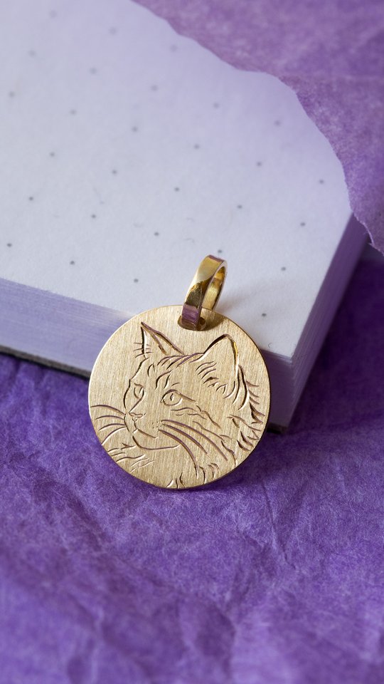 New pendant, handengraved in 18k yellow gold, for all cat lovers who want to add a little sparkle to their lives.
?????
.
.
.
#catpendant #handengraved #engravedjewellery #cats #18kgold