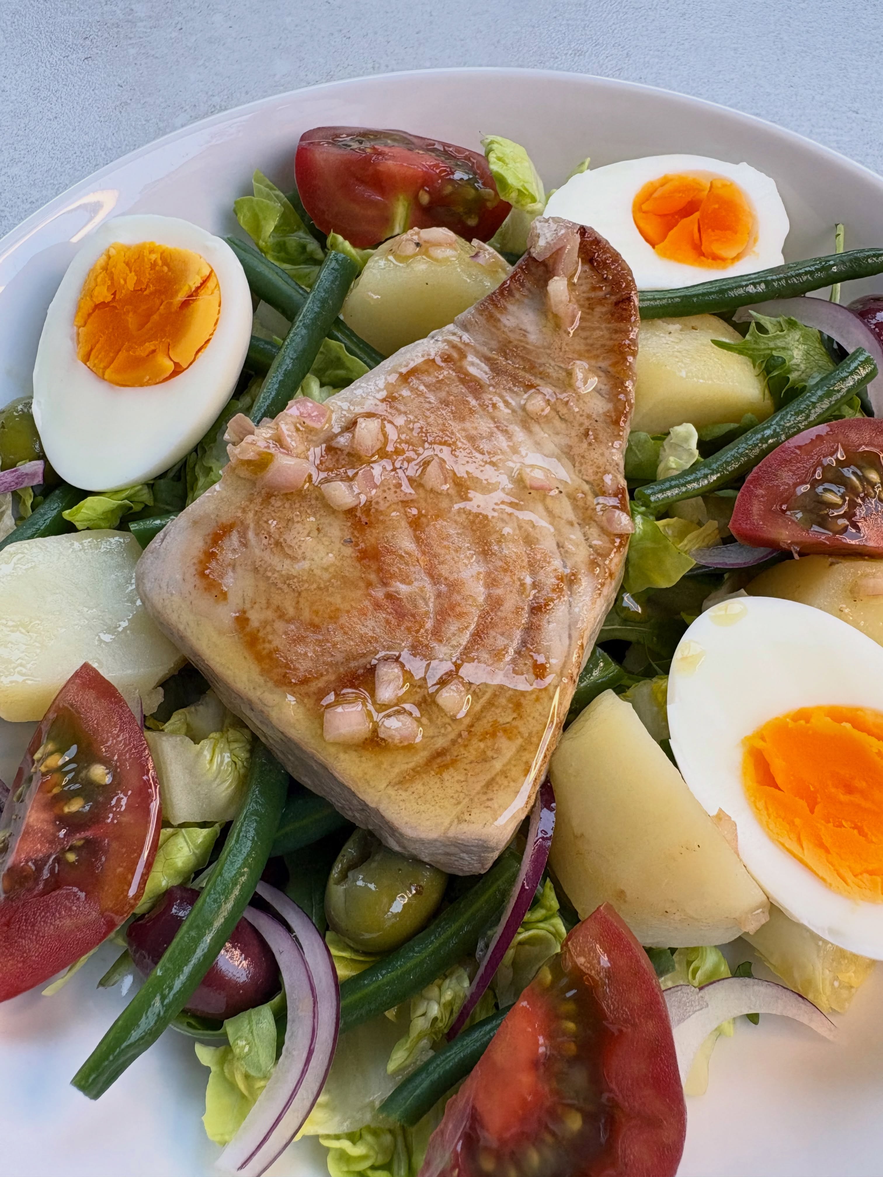 I saw this on the lovely @foodyjudie grid and had to make it! I love salad nicoise and it’s so good with fresh tuna steaks. Apparently the original version was only tomatoes, eggs, olives and tuna or anchovies; but I like adapted version which also includes potatoes and green beans. I’ve thrown in some thinly sliced red onion, a few salad leaves and baby capers for good measure too! But the thing that really makes it is the ‘proper’ vinaigrette - finely chopped shallot, olive oil, red wine vinegar, Dijon mustard, a small garlic clove and seasoning. Will be on repeat if summer ever arrives!
Eggs - @clarence_court
Mustard - @maille
Red wine vinegar - @aspallvinegar
Pink choice tomatoes - @britishtomatoes courtesy of Waitrose
Potatoes - @jerseyroyals