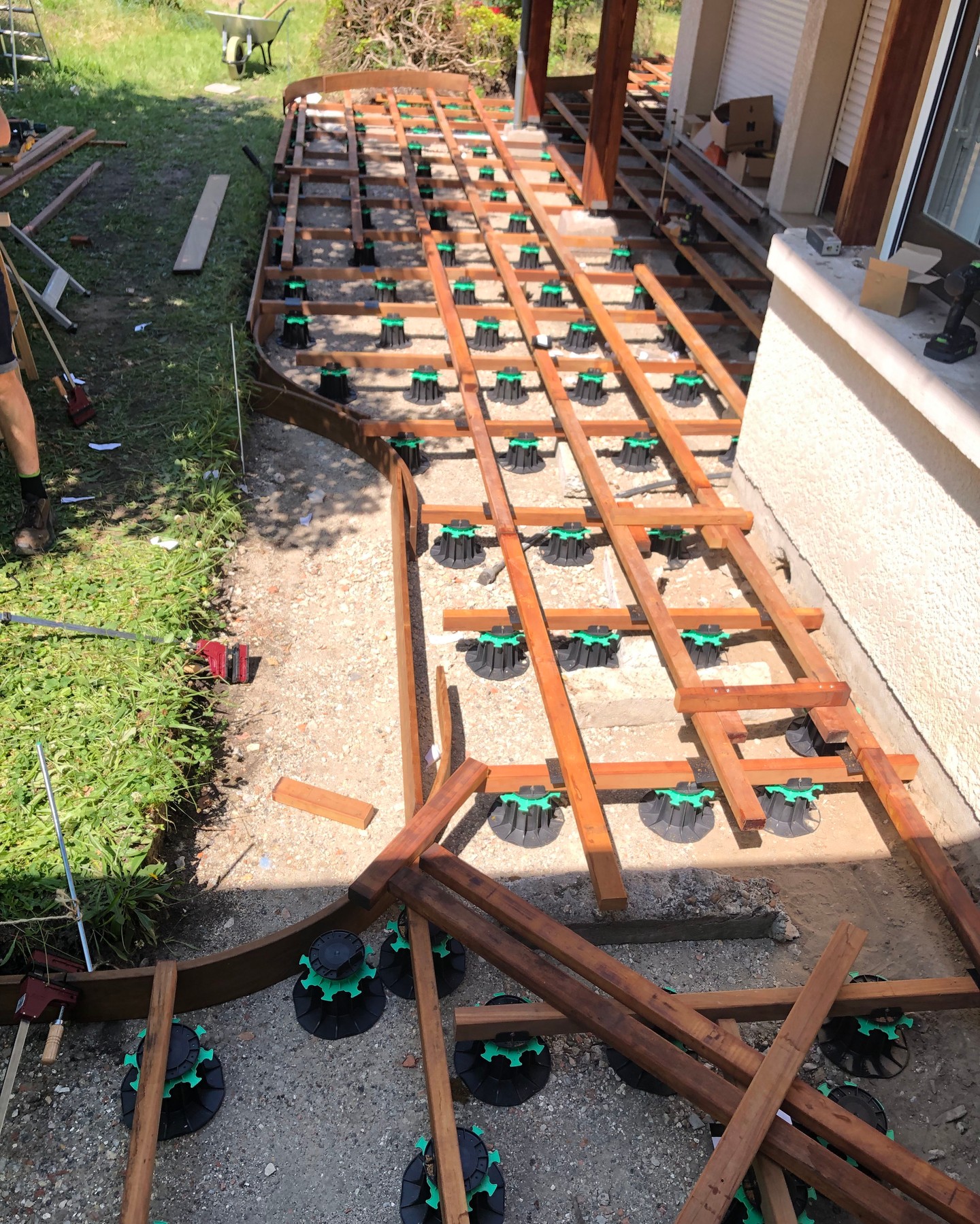 Des courbes sur une terrasse, ça ne s'improvise pas.
Pour cette terrasse de 60m² dans la région bordelaise, le client avait deux exigences : un bois très durable et des formes courbes. Nous avons choisi l'itaúba, un bois exotique particulièrement résistant.
La vraie difficulté ? Les lames de rive. Ce sont elles qui finissent proprement le bord de la terrasse — et il était hors de question de les remplacer par de simples lames droites dissimulées en dessous.
On a donc construit une étuve et des moules en atelier, et après de nombreux tests, on a réussi à courber les lames avec des rayons parfois impressionnants.
Résultat : une terrasse posée sur double lambourdage, avec des lames de rive vraiment courbées. Propre, durable, et franchement beau.
#Terrasse #BoisExotique #itaúba #ArtisanatFrançais #Construction