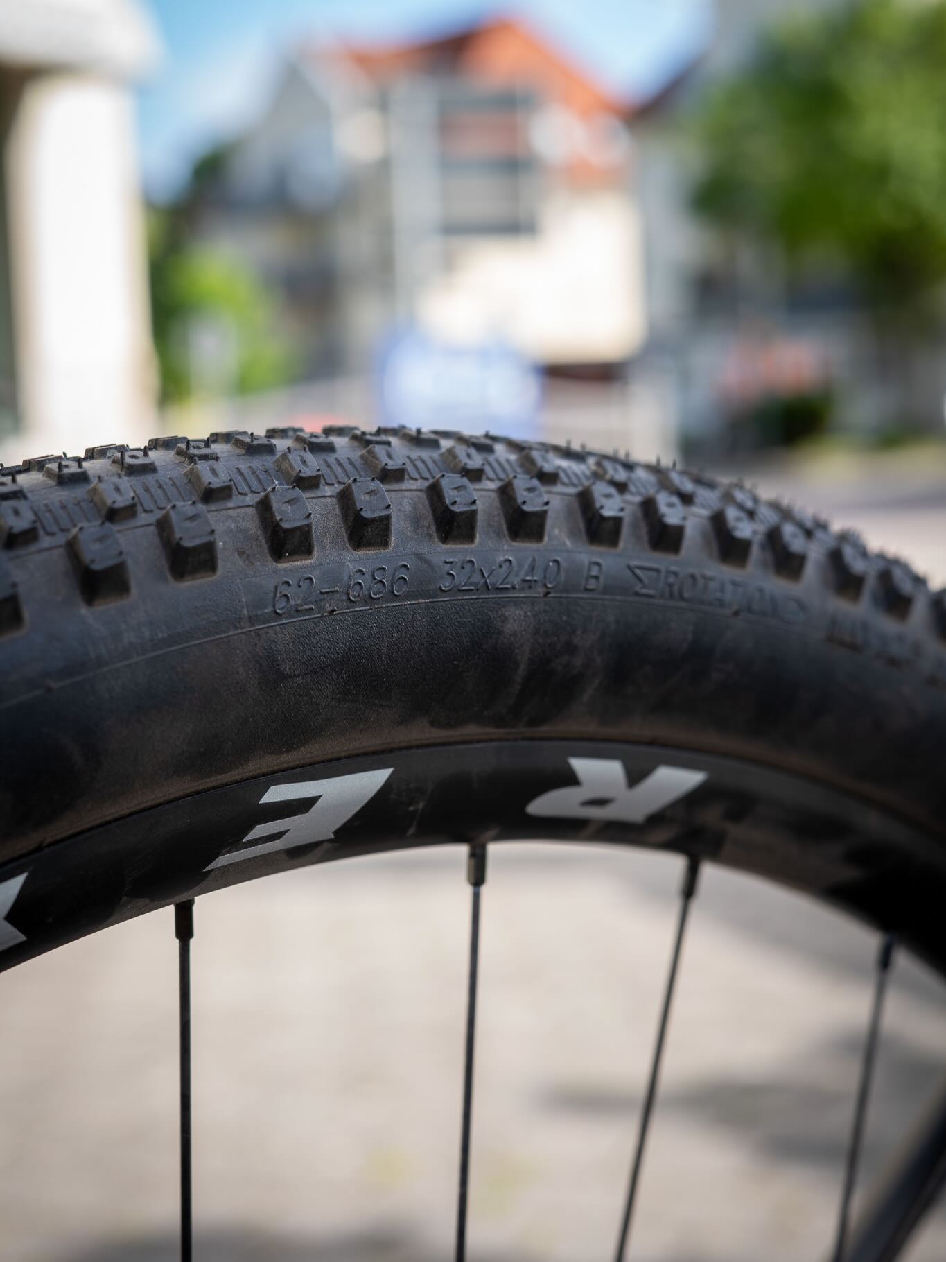 📸 Das vermutlich meistfotografierte Bike der letzten Wochen — und wahrscheinlich auch das meistdiskutierte.
Zwischen neugierigen Blicken, wilden Diskussionen und jeder Menge Detailshots war klar: Dieses Rad polarisiert.
32“ has arrived. 👀🔥
Größer, auffälliger und definitiv nichts für Langeweile auf dem Trail.
Was sagt ihr — Zukunft oder völlig drüber? 👇
#32inch #mtb #mountainbike #bikepointdresden #sourbike