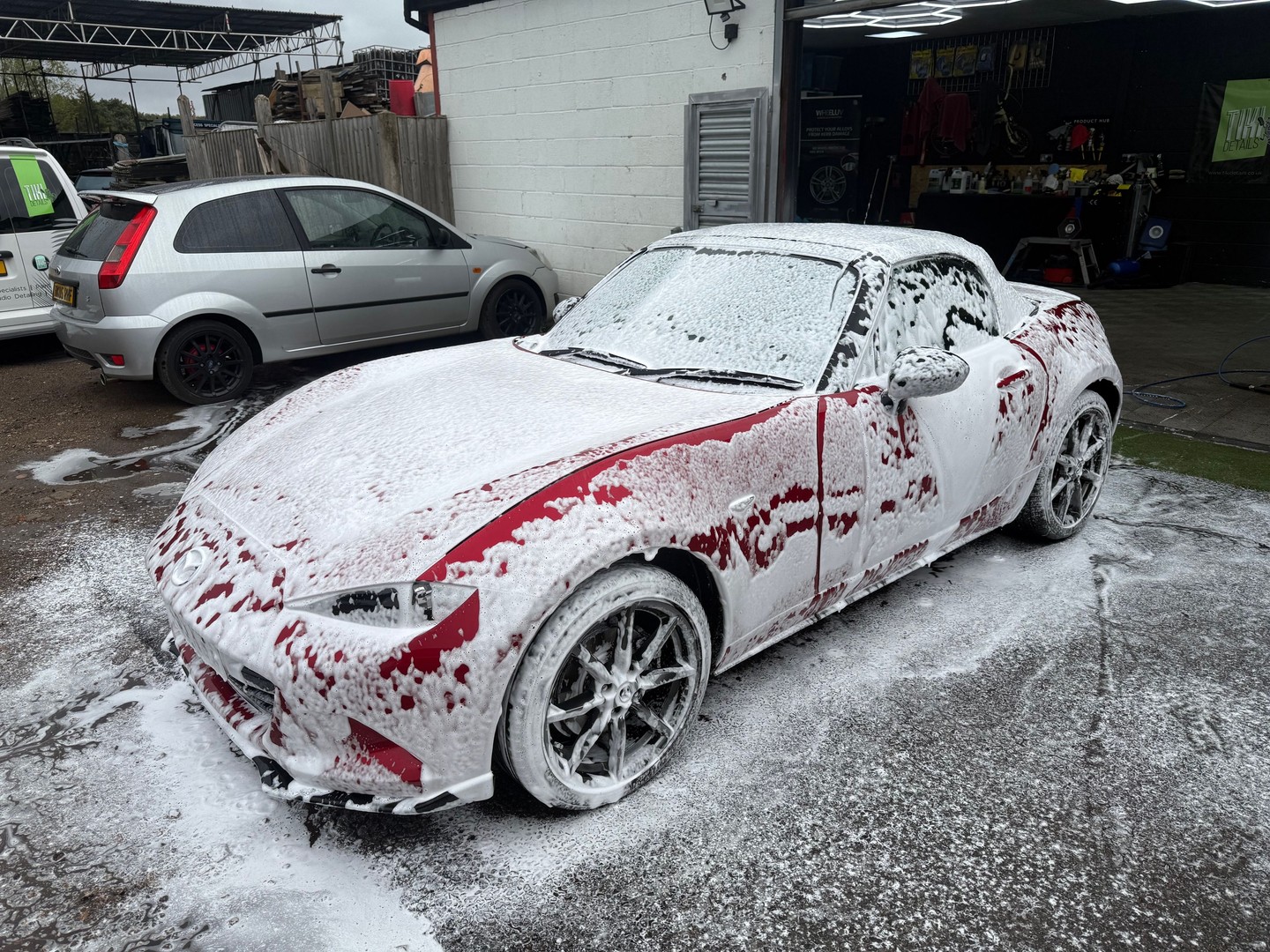 ?✨ Tiki Details Top Tip Tuesday ✨?
Looking to upgrade your car wash routine? For best results with snow foam, begin spraying from the bottom of your vehicle and work your way up. The lower sections collect the most grime, so this technique allows the foam extra time to break down dirt and protect your paint.
When you’re ready to rinse, flip the process start at the top and work your way down. This way, all the dirt falls off
