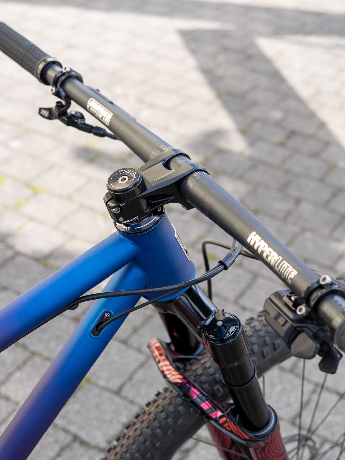 ☀️ Morgen fällt der Startschuss zum @mtbmarathondresden — und die Bedingungen könnten kaum besser sein!
Bestes Wetter, schnelle Strecken und jede Menge spannendes Material am Start. 👀
Die eigentliche Frage:
Wer von euch wird morgen einem der noch seltenen 32“ Bikes hinterher — oder vielleicht sogar vorausfahren? 😄
Vorsprung durch Reifengröße?
Oder doch Nachteil im technischen Geläuf? 🤔
Wir sind gespannt, wie sich die Big Wheels schlagen werden! 👇🔥
#mtbmarathon #dresden #mtb #bikepointdresden #32inch