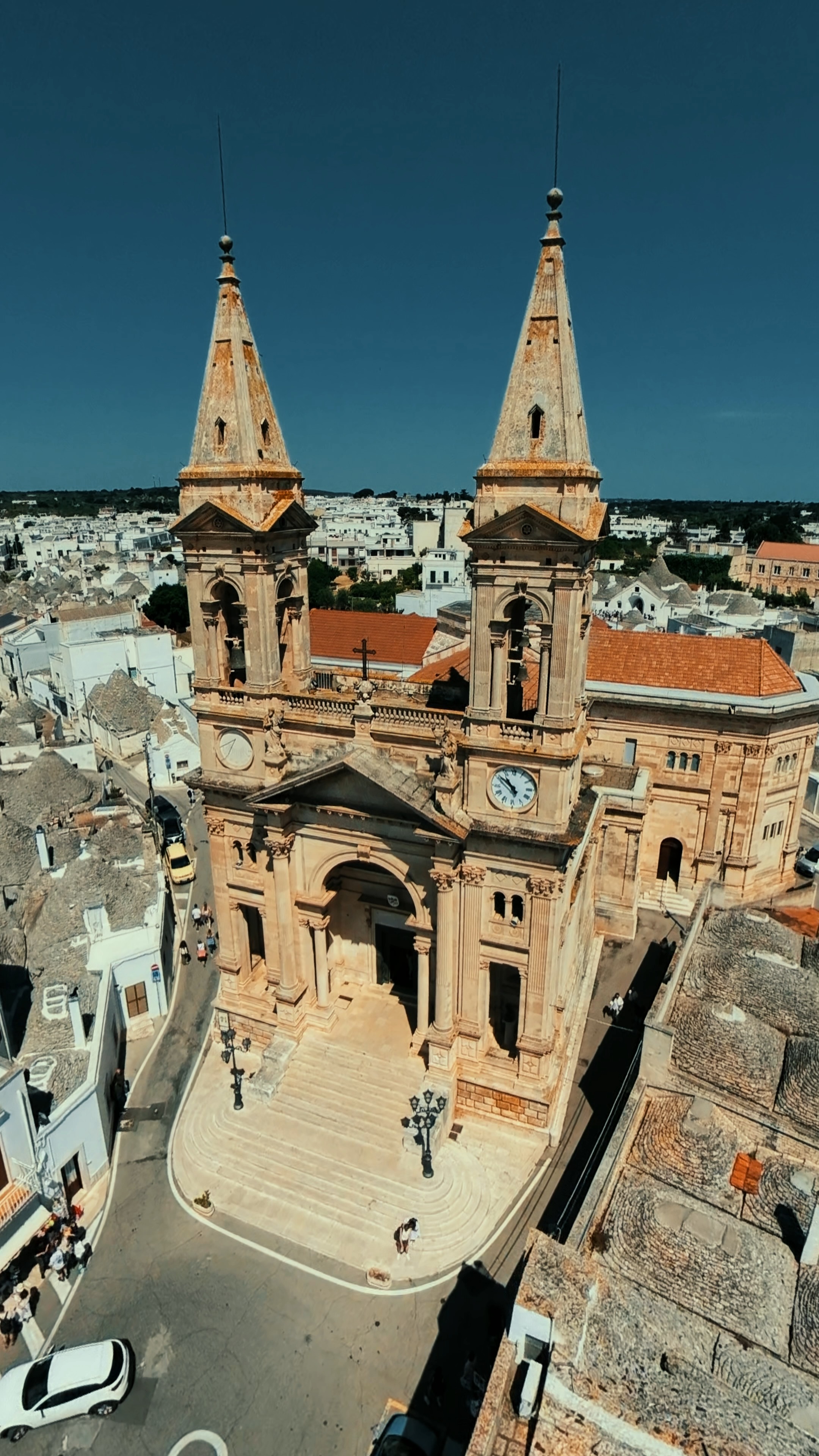 Ad Alberobello, la Basilica dei Santi Medici vista dall’alto racconta fede, storia e bellezza.
Il drone si alza, il paese si apre, e ogni dettaglio diventa emozione: i trulli, le strade, la luce e quel senso di pace che solo certi luoghi sanno trasmettere.
Uno sguardo dall’alto per riscoprire la meraviglia che abbiamo vicino.
#Alberobello #SantiMedici #DroneItalia #Stoploop #DJI