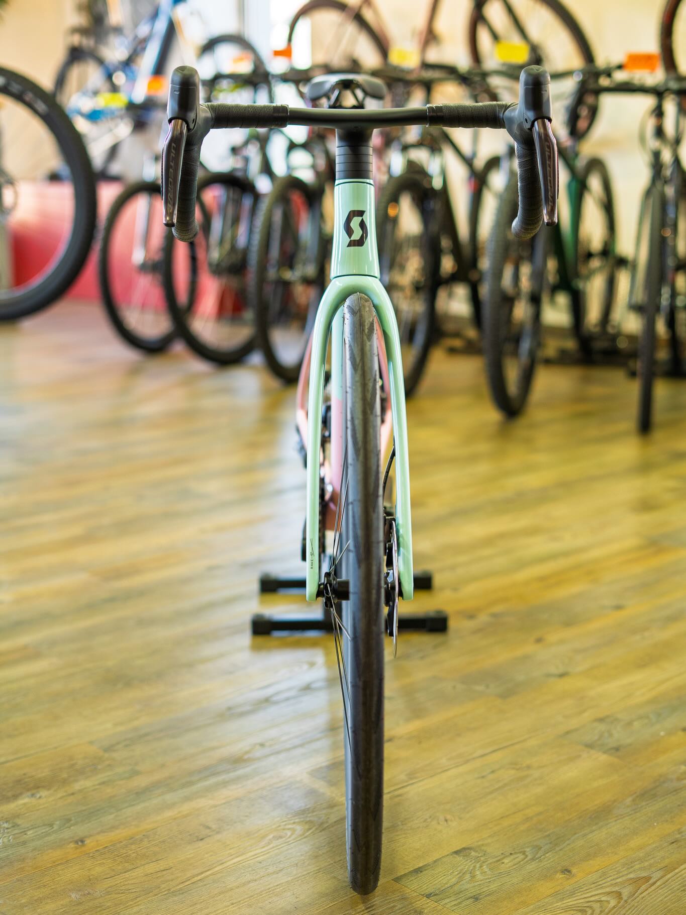 🍦☀️ Bei dieser Bullenhitze hilft eigentlich nur eins: Eis.
Und wenn der nächste Ice Stop Teil einer schnellen Ausfahrt ist, wird’s erst richtig gut. 🚴♂️💨
Mit dem @scottsports Addict RC 10 liefern wir euch dafür die perfekte Grundlage: leicht, schnell und gemacht für flotte Sommerrunden, bei denen der Fahrtwind wenigstens ein bisschen Abkühlung bringt.
Und falls die Temperaturen trotzdem eskalieren, erinnern die Farben Gelato Pink und Gelato Blue wenigstens optisch an italienisches Eis irgendwo an der Küste. 🇮🇹🍨
Das perfekte Bike also, um beim nächsten Groupride herauszustechen — oder der Farbpalette des Eisverkäufers an der Eisdiele ernsthafte Konkurrenz zu machen. 😄
#ScottAddictRC #GelatoPink #Roadbike #CyclingLife #bikepointdresden