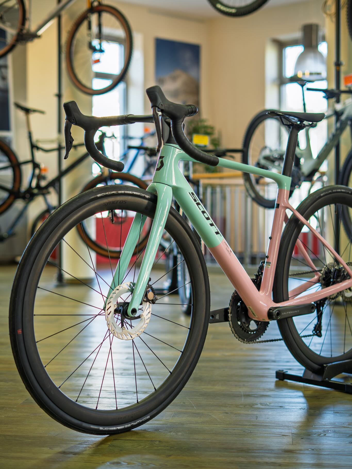 🍦☀️ Bei dieser Bullenhitze hilft eigentlich nur eins: Eis.
Und wenn der nächste Ice Stop Teil einer schnellen Ausfahrt ist, wird’s erst richtig gut. 🚴♂️💨
Mit dem @scottsports Addict RC 10 liefern wir euch dafür die perfekte Grundlage: leicht, schnell und gemacht für flotte Sommerrunden, bei denen der Fahrtwind wenigstens ein bisschen Abkühlung bringt.
Und falls die Temperaturen trotzdem eskalieren, erinnern die Farben Gelato Pink und Gelato Blue wenigstens optisch an italienisches Eis irgendwo an der Küste. 🇮🇹🍨
Das perfekte Bike also, um beim nächsten Groupride herauszustechen — oder der Farbpalette des Eisverkäufers an der Eisdiele ernsthafte Konkurrenz zu machen. 😄
#ScottAddictRC #GelatoPink #Roadbike #CyclingLife #bikepointdresden