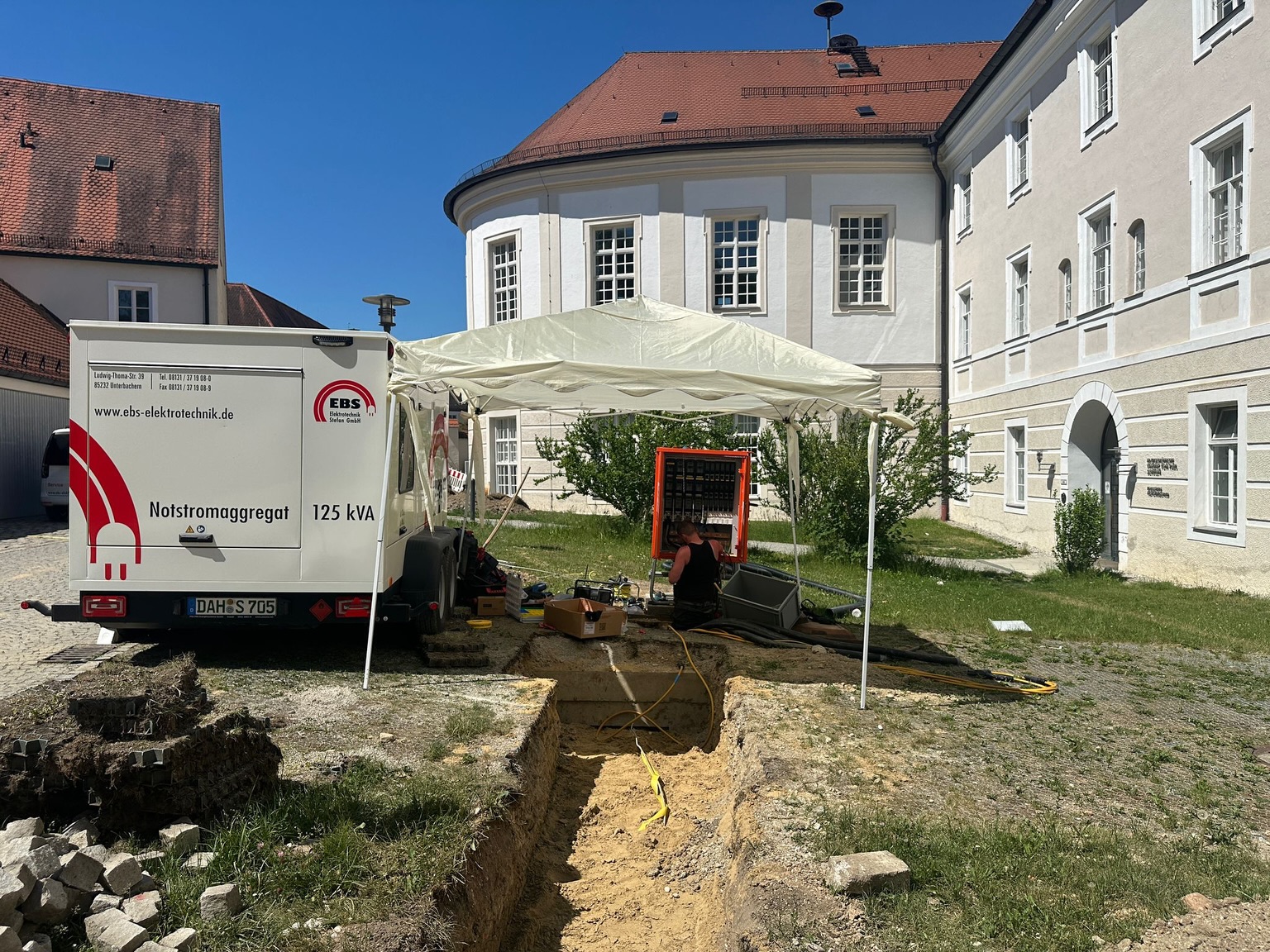Umbau in der Ferienzeit an der Realschule Indersdorf:
Erneuerung der Hauptstromversorgung fürs komplette Schulgebäude – abgesichert über unser Notstromaggregat für eine stabile Versorgung ohne Ausfälle! ⚡️🔌