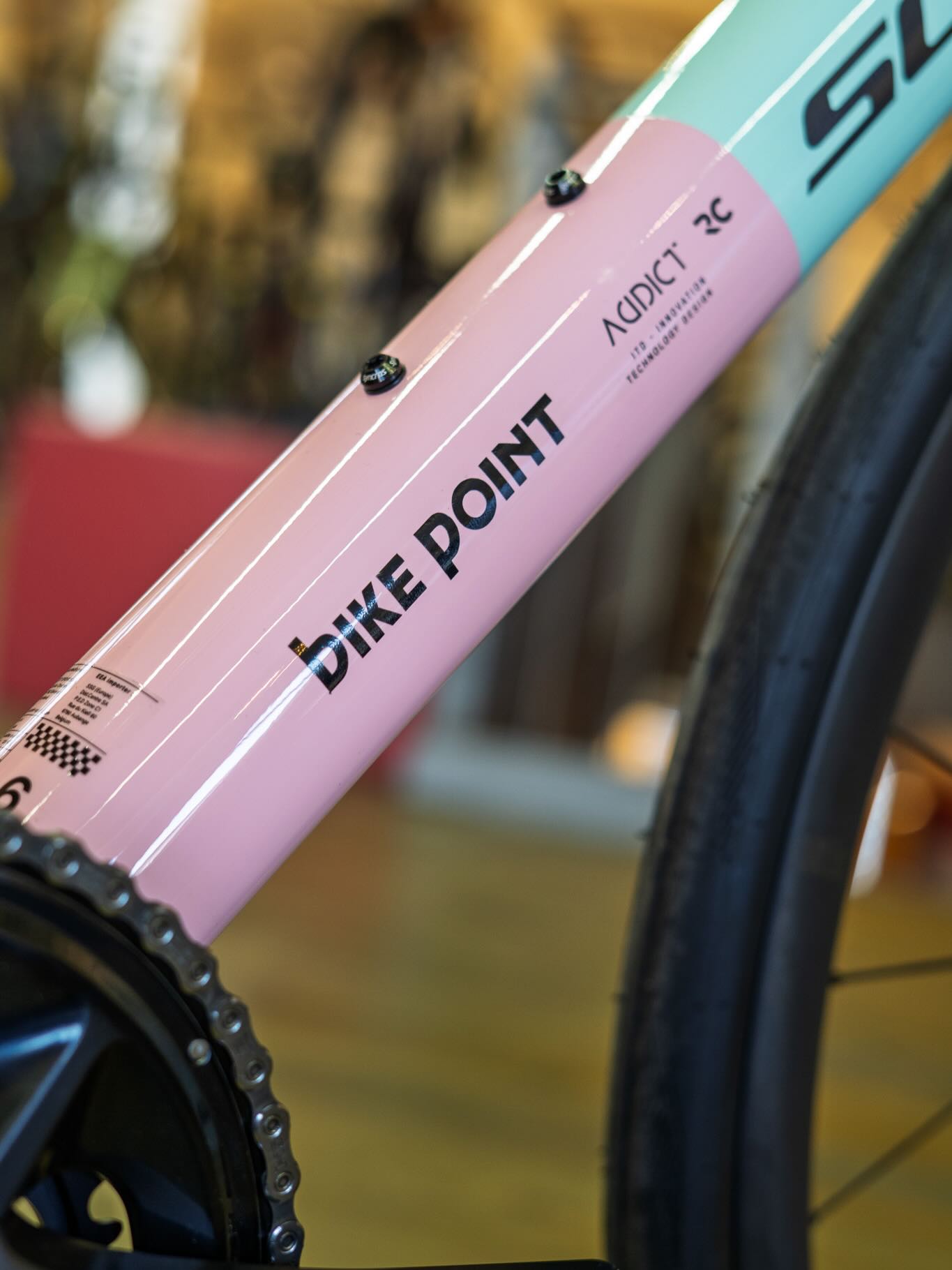 🍨🔍 Wer beim ersten Blick nur die Farbe gesehen hat, sollte jetzt genauer hinschauen.
Denn das @scottsports Addict RC 10 überzeugt nicht nur mit seinem Gelato-Look, sondern auch mit jeder Menge feiner Details. Vom aufgeräumten Cockpit über die sportliche Linienführung bis hin zur hochwertigen Ausstattung zeigt sich hier, dass Geschwindigkeit und Ästhetik durchaus zusammenpassen. 🚴♂️✨
Während andere noch überlegen, welche Eissorte sie bestellen, könnt ihr euch bereits die nächste schnelle Runde ausmalen. Denn dieses Schmuckstück steht aktuell in Größe S bei uns in Dresden-Plauen bereit und freut sich darauf, nicht nur fotografiert, sondern auch gefahren zu werden.
Also: Genug Bilder angeschaut? Dann wird es Zeit für die Probefahrt. Vielleicht findet ihr dabei heraus, ob Gelato Pink nicht doch die schnellste Farbe des Sommers ist. 😉🍦💨
#ScottAddictRC #GelatoPink #Roadbike #Probefahrt #bikepointdresden