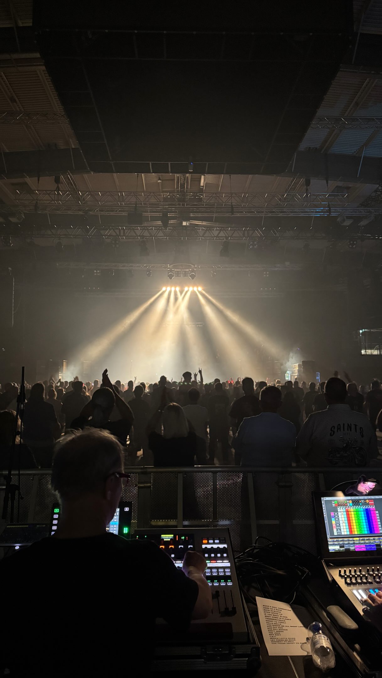 Behind the scenes ??
? Alcons 24 x LR18, 18 x LR15, 12 x LR14, 2 x QR24, 10 x BF362, 10 x Senitinel 10
? Martin Mac Quantum | Robe 350 Beam | Cameo F4 | Chauvet STRIKE Array | Cameo Zenit W300
? Hazebase – The Fab
? Probonio Arena
Veranstalter: MM Konzerte