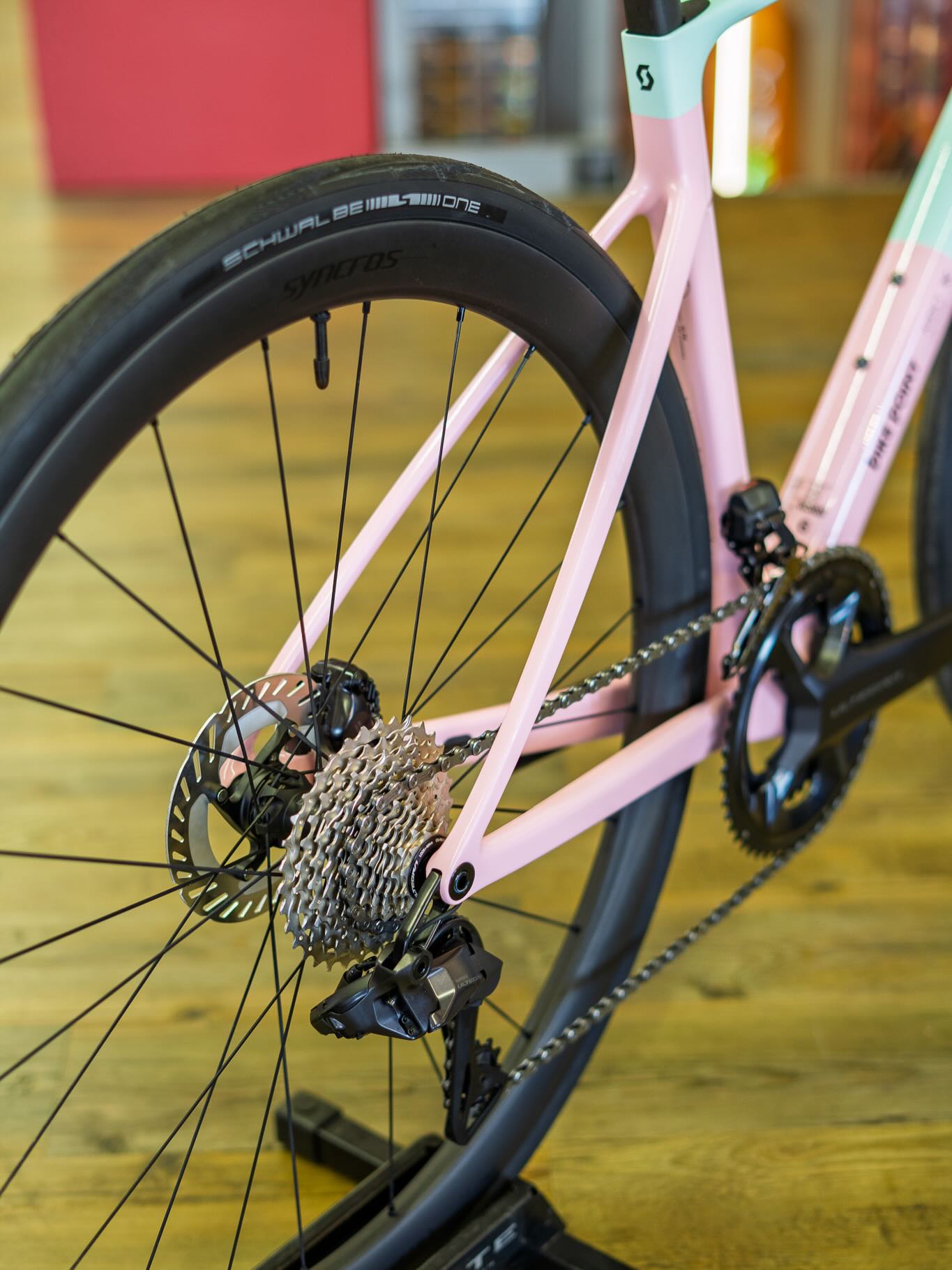 🍨🔍 Wer beim ersten Blick nur die Farbe gesehen hat, sollte jetzt genauer hinschauen.
Denn das @scottsports Addict RC 10 überzeugt nicht nur mit seinem Gelato-Look, sondern auch mit jeder Menge feiner Details. Vom aufgeräumten Cockpit über die sportliche Linienführung bis hin zur hochwertigen Ausstattung zeigt sich hier, dass Geschwindigkeit und Ästhetik durchaus zusammenpassen. 🚴♂️✨
Während andere noch überlegen, welche Eissorte sie bestellen, könnt ihr euch bereits die nächste schnelle Runde ausmalen. Denn dieses Schmuckstück steht aktuell in Größe S bei uns in Dresden-Plauen bereit und freut sich darauf, nicht nur fotografiert, sondern auch gefahren zu werden.
Also: Genug Bilder angeschaut? Dann wird es Zeit für die Probefahrt. Vielleicht findet ihr dabei heraus, ob Gelato Pink nicht doch die schnellste Farbe des Sommers ist. 😉🍦💨
#ScottAddictRC #GelatoPink #Roadbike #Probefahrt #bikepointdresden