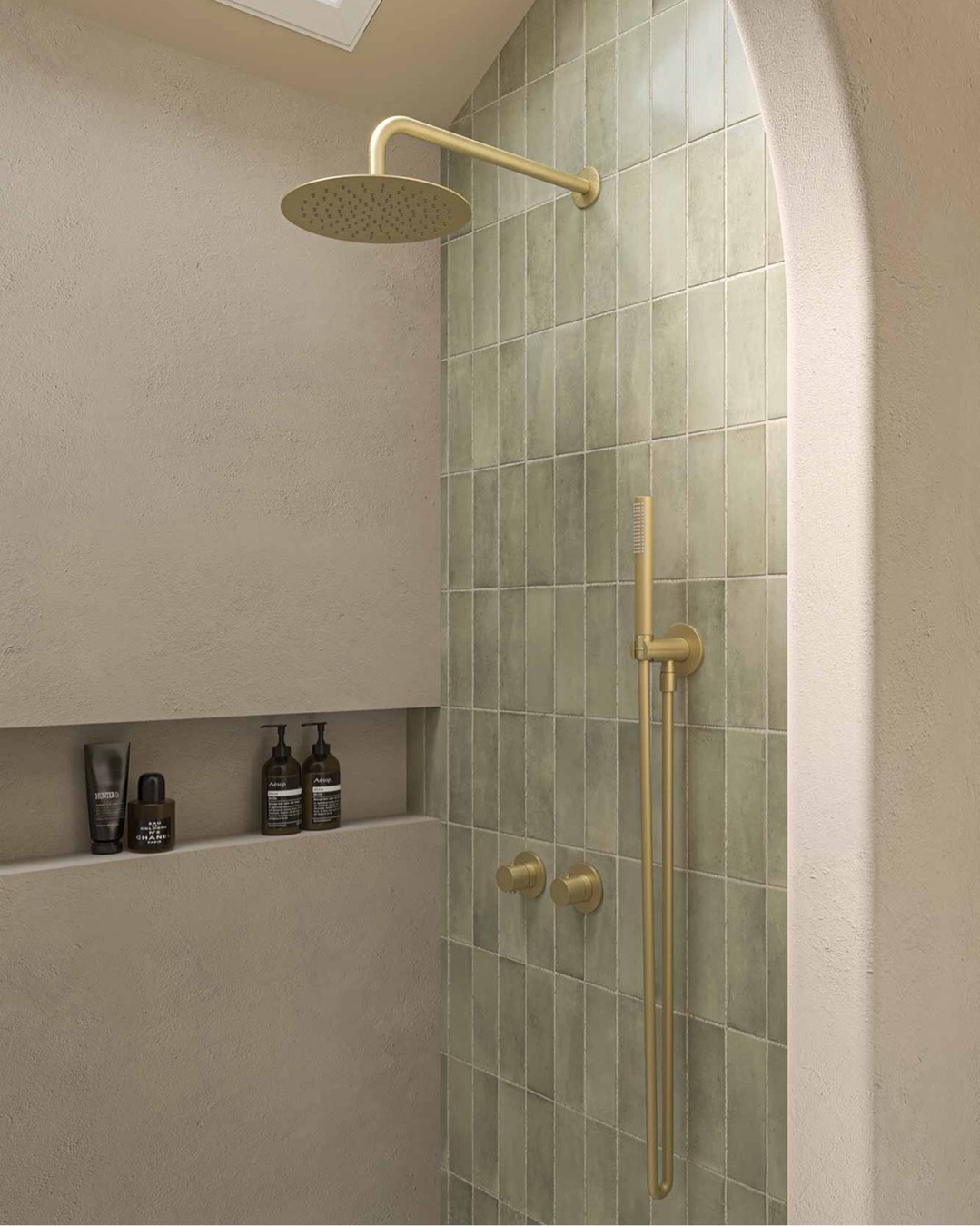 Deze prachtige combinatie van zachtgroene tegels, warme beige wanden en de luxe gouden kranen van IVY zorgt voor rust een zen momentje in de douche.🧖♀️ Het ingebouwde nisje met je favoriete verzorgingsproducten maakt het plaatje compleet. Droom jij ook van een badkamer die rust en luxe uitstraalt? Bezoek onze showrooms in Nijkerk of Woerden voor eerlijk advies en een ontwerp op maat!
#badenvloer #badkamerinspiratie #badkamerdesign #ivy #berensbadkamers