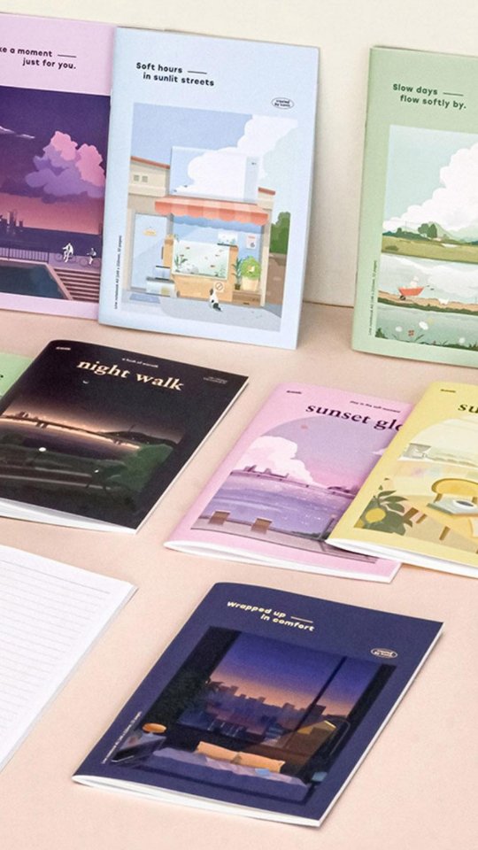 Hoy traemos esta monada de cuadernos perfectos para escribir con calma. Y es que solo con ver las portadas ya nos relajan.
Con sus colores suaves e ilustraciones con escenas tranquilas conquistarán a los amantes de la papelería japonesa.
En tamaño A5 y rayados. Prácticos para escritura diaria, estudio, journaling o notas de trabajo.
Soft hours ?
Slow days ⌛
Sunset glow ?
Sunny mood ☀️
Cozy home ?
Take a moment ?
Wrapped up in comfort ?
¿Con cuál te quedas?
#grappapapereria #papeleriabonita #papeleria #tienda #tiendaonline