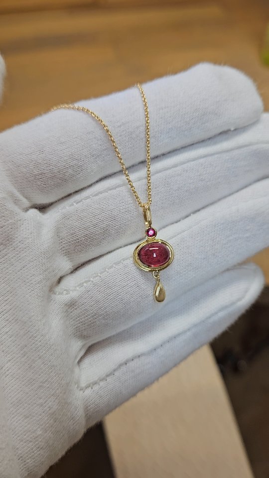 Just like that, we've got five gold pendants finished.
Are you new here? Welcome! ??
So, if you're here for the first time, you don't know about the new pendants yet.
Currently I hand fabricate a bunch of gold pendants, all set with tourmalines and other gem stones.
All in 18k yellow gold ?
This cutie is #5 and it has an oval pink tourmaline cabochon as well a small pink sapphire.
Feel free to check out the other pieces I recently created, you’ll see them in my feed.
They will be available soon ?✨️
Follow for more handmade jewellery and more tips from my goldsmiths workshop ?
.
.
.
#goldsmith #goldschmiedewerkstatt #customdesign #handengraved