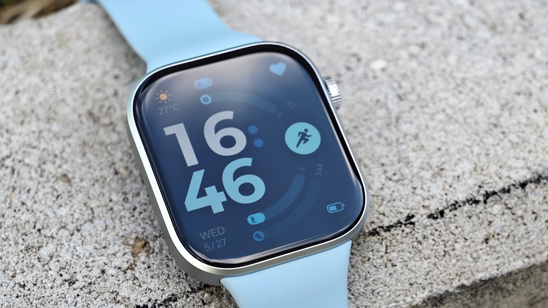 Die Redmi Watch 6 zeigt im Test, wie viel Smartwatch mittlerweile auch zum fairen Preis möglich ist. Das große 2,07 Zoll AMOLED Display wirkt modern, bleibt hell und macht Benachrichtigungen, Sportdaten und Watchfaces deutlich angenehmer lesbar.
Dazu kommen eine starke Akkulaufzeit, ein leichtes Gehäuse, solide Gesundheitsfunktionen, über 150 Sportmodi und Bluetooth Telefonie. Ganz perfekt ist die Uhr aber nicht.
Wer viele Apps, tiefere Smartphone Integration oder Profi Trainingsanalysen erwartet, merkt die Grenzen der günstigen Smartwatch Klasse. Für den Alltag ist die Redmi Watch 6 aber ein richtig rundes Paket. Besonders stark: Display, Tragekomfort und Akku. Unser Fazit: Viel Smartwatch fürs Geld, mit kleinen Einschränkungen bei den wirklich smarten Funktionen. #RedmiWatch6 #Xiaomi #Redmi #Smartwatch Wearables Die Redmi Watch 6 zeigt im Test, wie viel Smartwatch mittlerweile auch zum fairen Preis möglich ist. Das große 2,07 Zoll AMOLED Display wirkt modern, bleibt hell und macht Benachrichtigungen, Sportdaten und Watchfaces deutlich angenehmer lesbar.
Dazu kommen eine starke Akkulaufzeit, ein leichtes Gehäuse, solide Gesundheitsfunktionen, über 150 Sportmodi und Bluetooth Telefonie. Ganz perfekt ist die Uhr aber nicht.
Wer viele Apps, tiefere Smartphone Integration oder Profi Trainingsanalysen erwartet, merkt die Grenzen der günstigen Smartwatch Klasse. Für den Alltag ist die Redmi Watch 6 aber ein richtig rundes Paket. Besonders stark: Display, Tragekomfort und Akku. Unser Fazit: Viel Smartwatch fürs Geld, mit kleinen Einschränkungen bei den wirklich smarten Funktionen. #RedmiWatch6 #Xiaomi #Redmi #Smartwatch Wearables