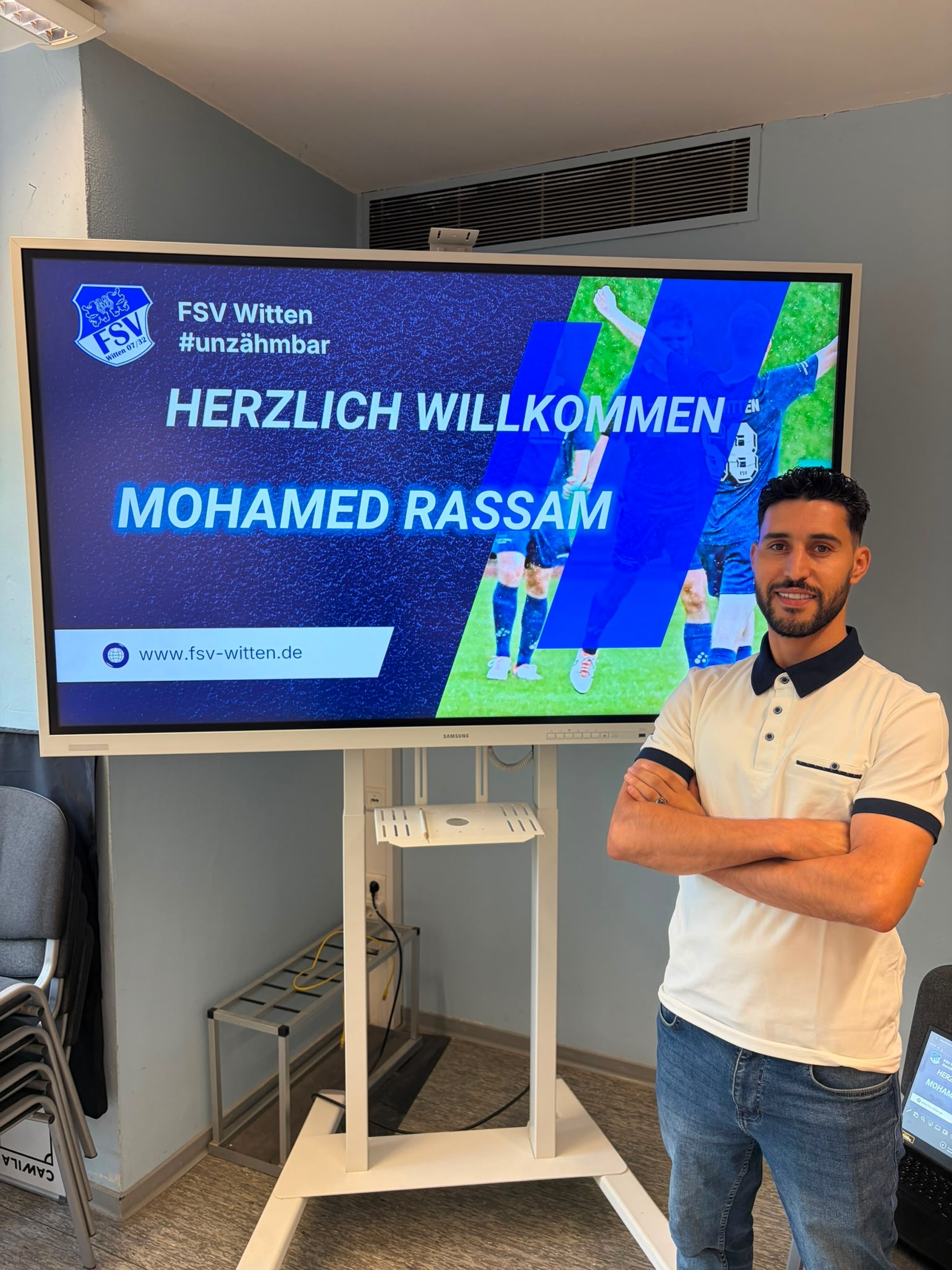 Wir heißen „Mo“ herzlich willkommen beim FSV Witten.
Mo ist erst im vergangenen Jahr aus beruflichen Gründen von Jena nach Witten gezogen und hat die Rückrunde beim SV Herbede II gespielt.
Mit ihm gewinnt die erste Mannschaft die dringend benötigte Erfahrung. Mit seinen 33 Jahren wird er nämlich direkt zum „Oldie“ der Mannschaft.
Trainer Daniel Ehrhardt:
„Wir freuen uns riesig auf Mo. Er ist ein herzensguter Mensch, der uns hoffentlich die benötigte Ruhe am Ball geben wird. Er kann sowohl ganz vorne als auch im Mittelfeld jede Position bekleiden, und das wird uns enorm helfen. Nach unserem Spiel gegen Herbede kam er auf uns zu, und schon das erste Gespräch war direkt auf einer Wellenlänge. Daher freuen wir uns sehr, dass er sich nach den Gesprächen letztendlich dafür entschieden hat, zu uns zu kommen.“