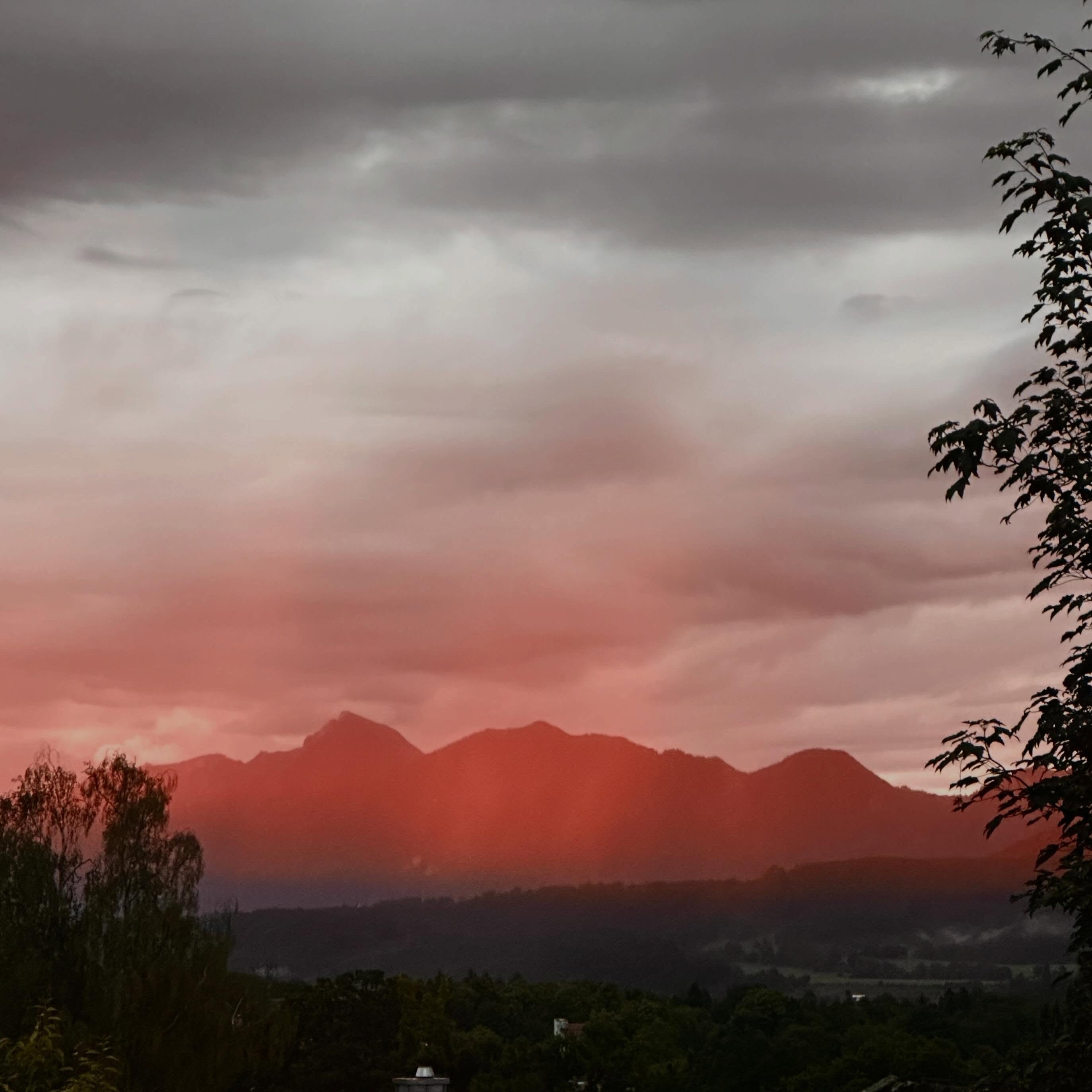Momentaufnahme.
Echtzeit.
Eben.
5:15.
Sunset Alpspitze und Benediktenwand.
Aus’m Fenster im SCHELLENWIES.
Willkommen im Blauen Land am Alpenrand!
#blauesland
#urlaubindenbergen
#urlaubindeutschland
#alps
#ferienwohnung